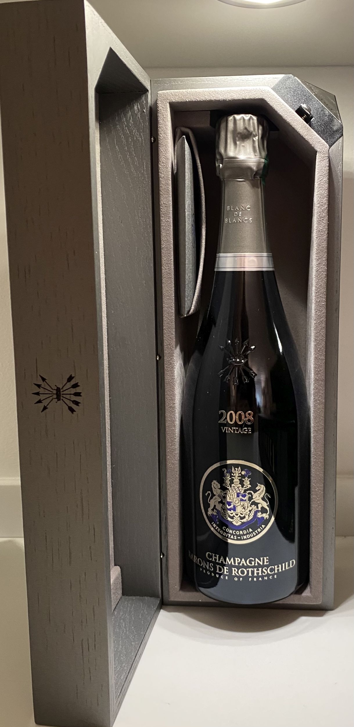 1 bouteille CHAMPAGNE :  | H&ocirc;tel Des Ventes de Monte-Carlo
