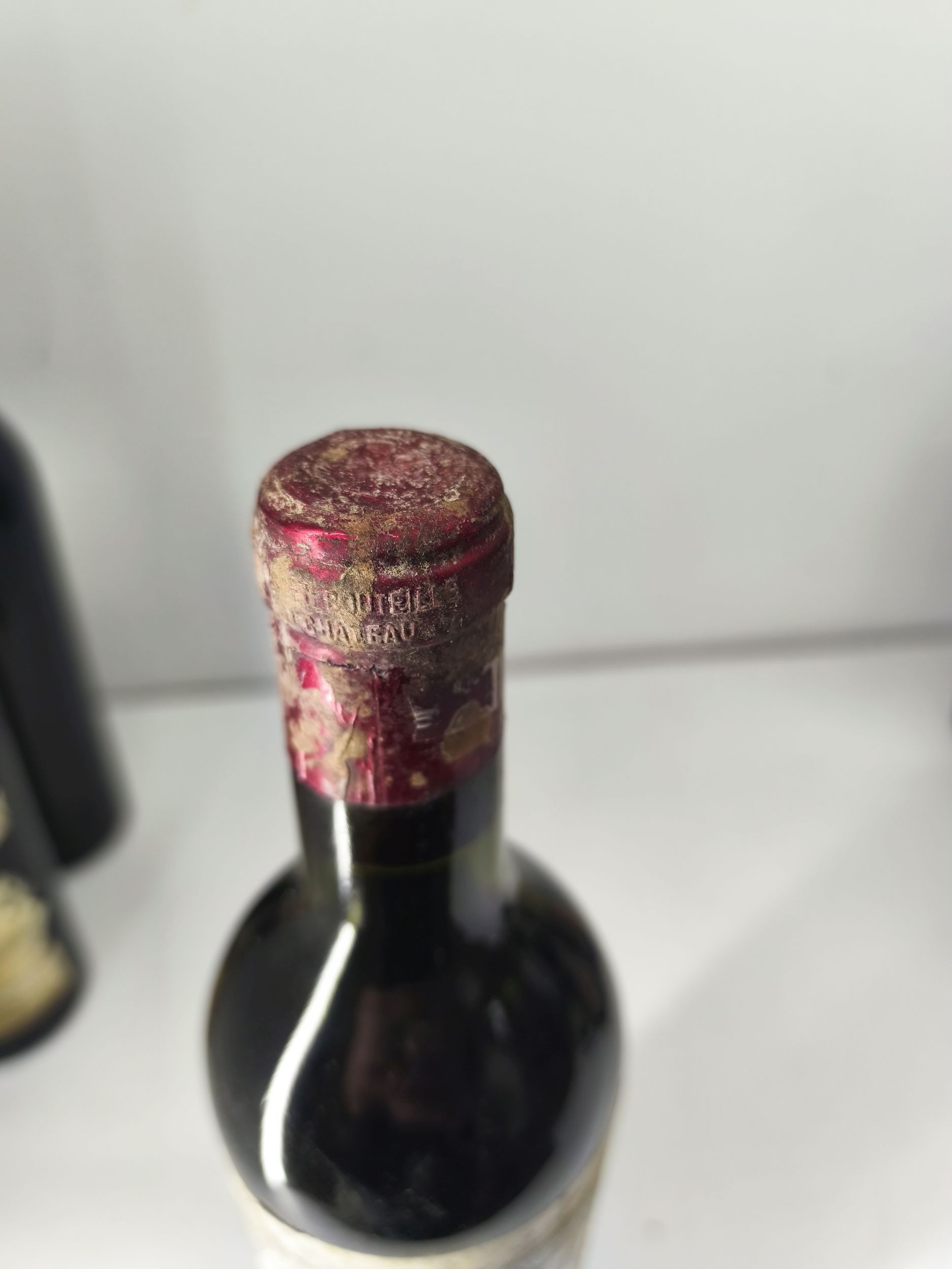 1  bouteille  PETRUS,:  | H&ocirc;tel Des Ventes de Monte-Carlo