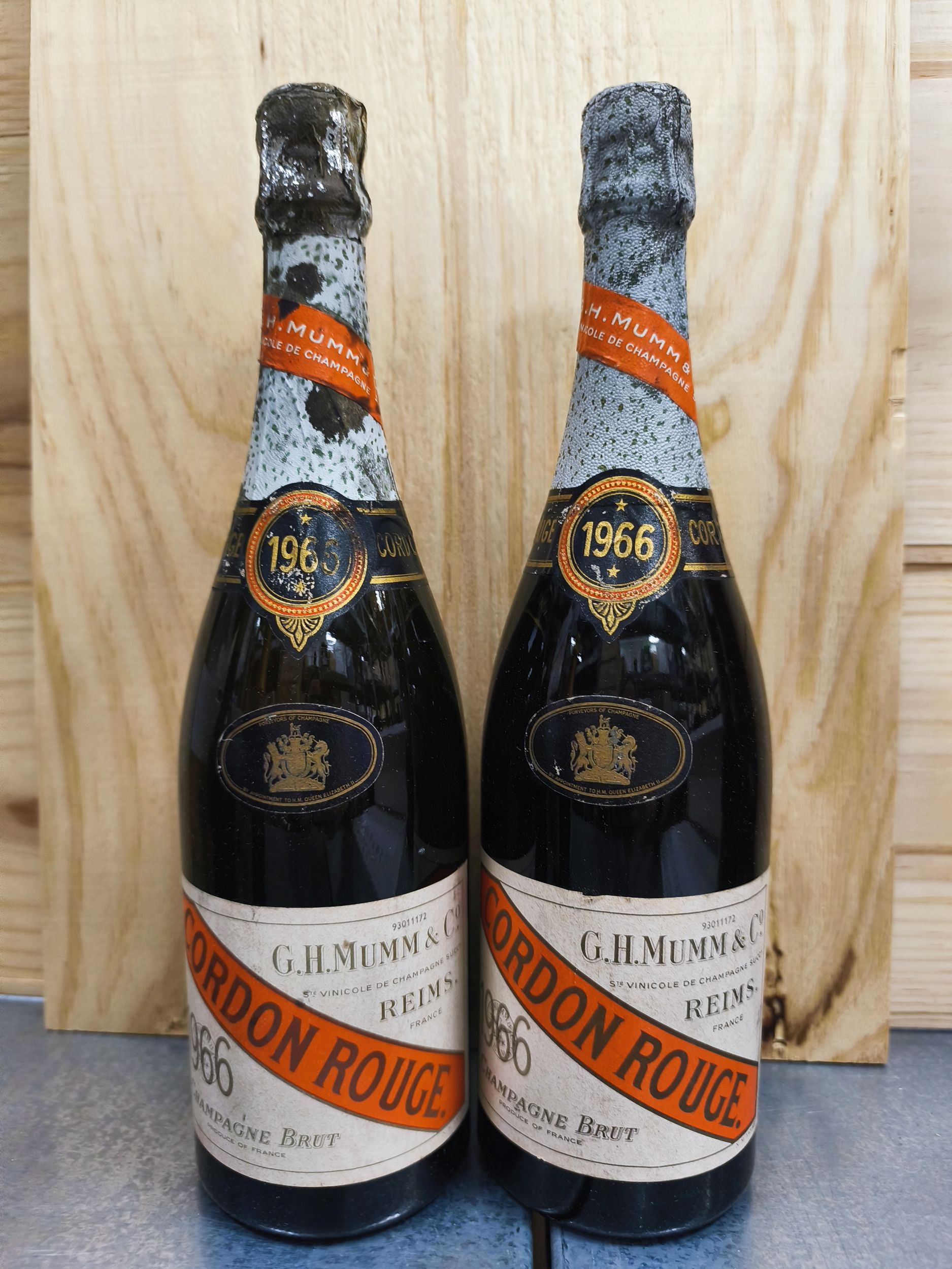 2 bouteilles  CHAMPAGNE  "Cordon Rouge",