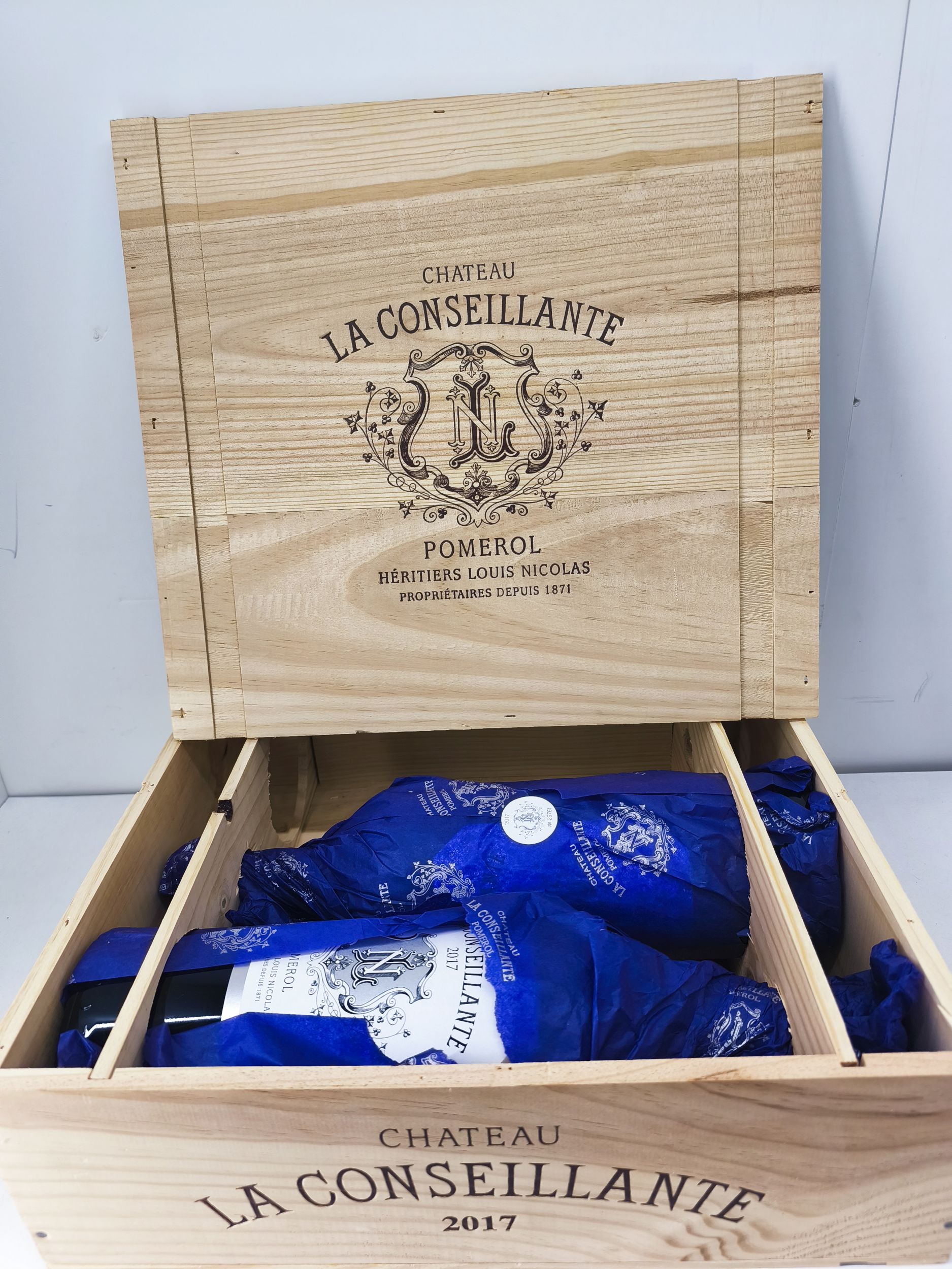 1  bouteille  PETRUS,:  | H&ocirc;tel Des Ventes de Monte-Carlo
