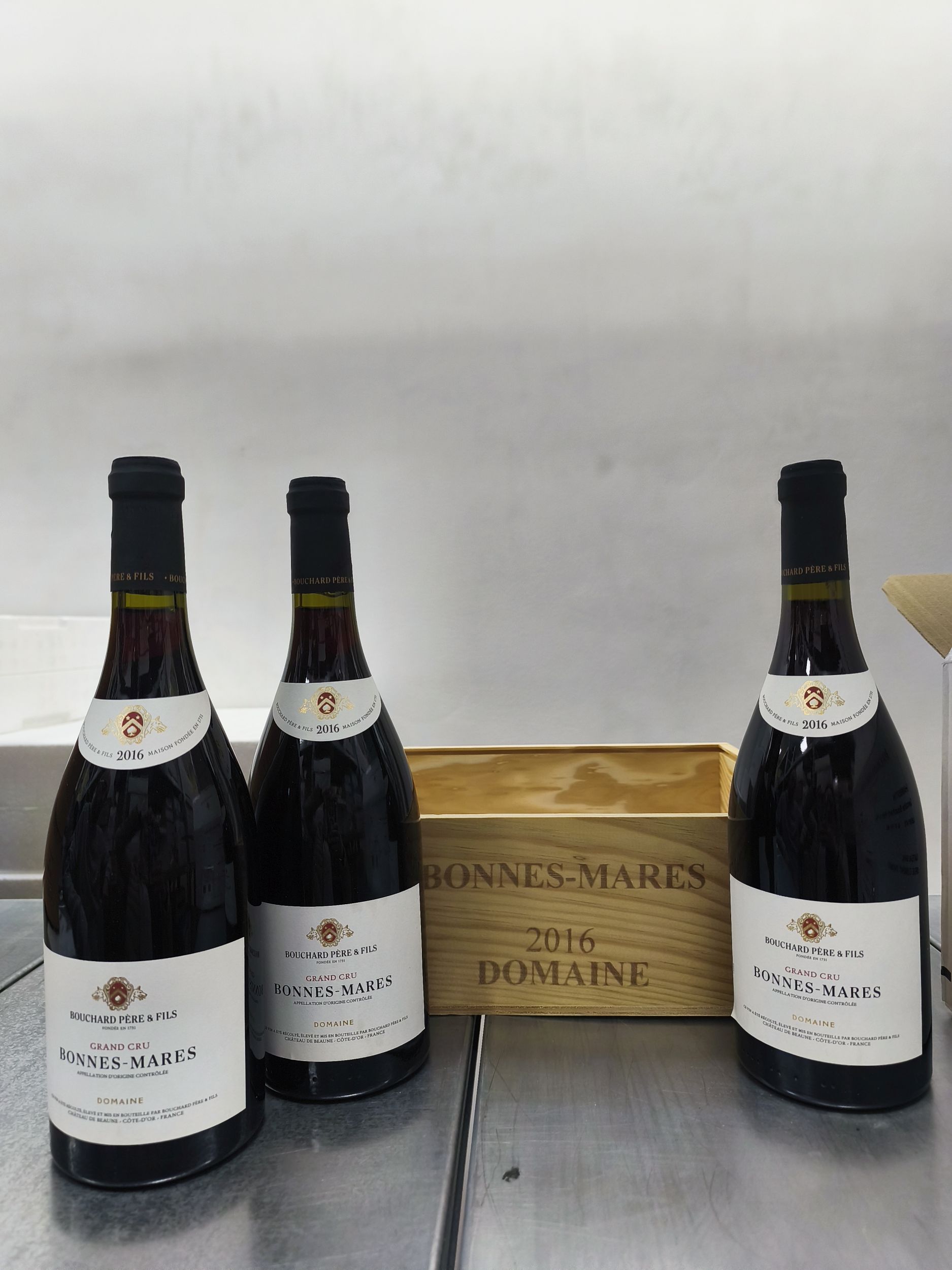 4 bouteilles BOURGOGNE:  | H&ocirc;tel Des Ventes de Monte-Carlo