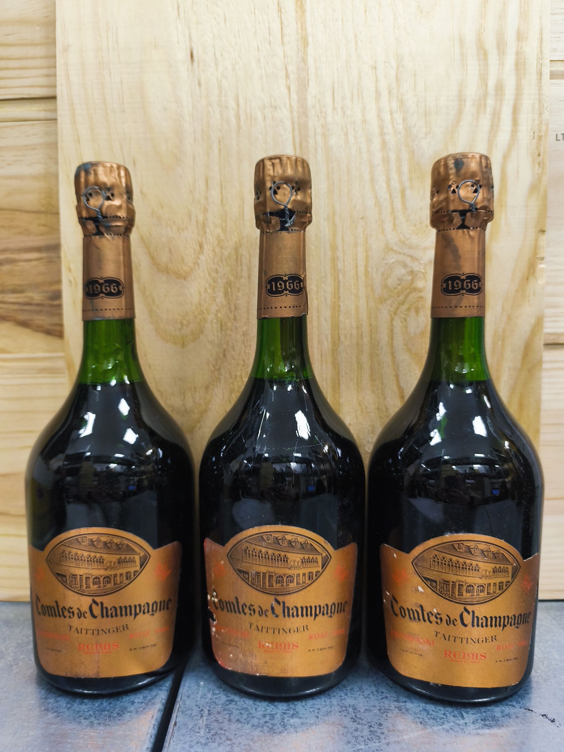 3 bouteilles  CHAMPAGNE  "Comtes de Champagne",