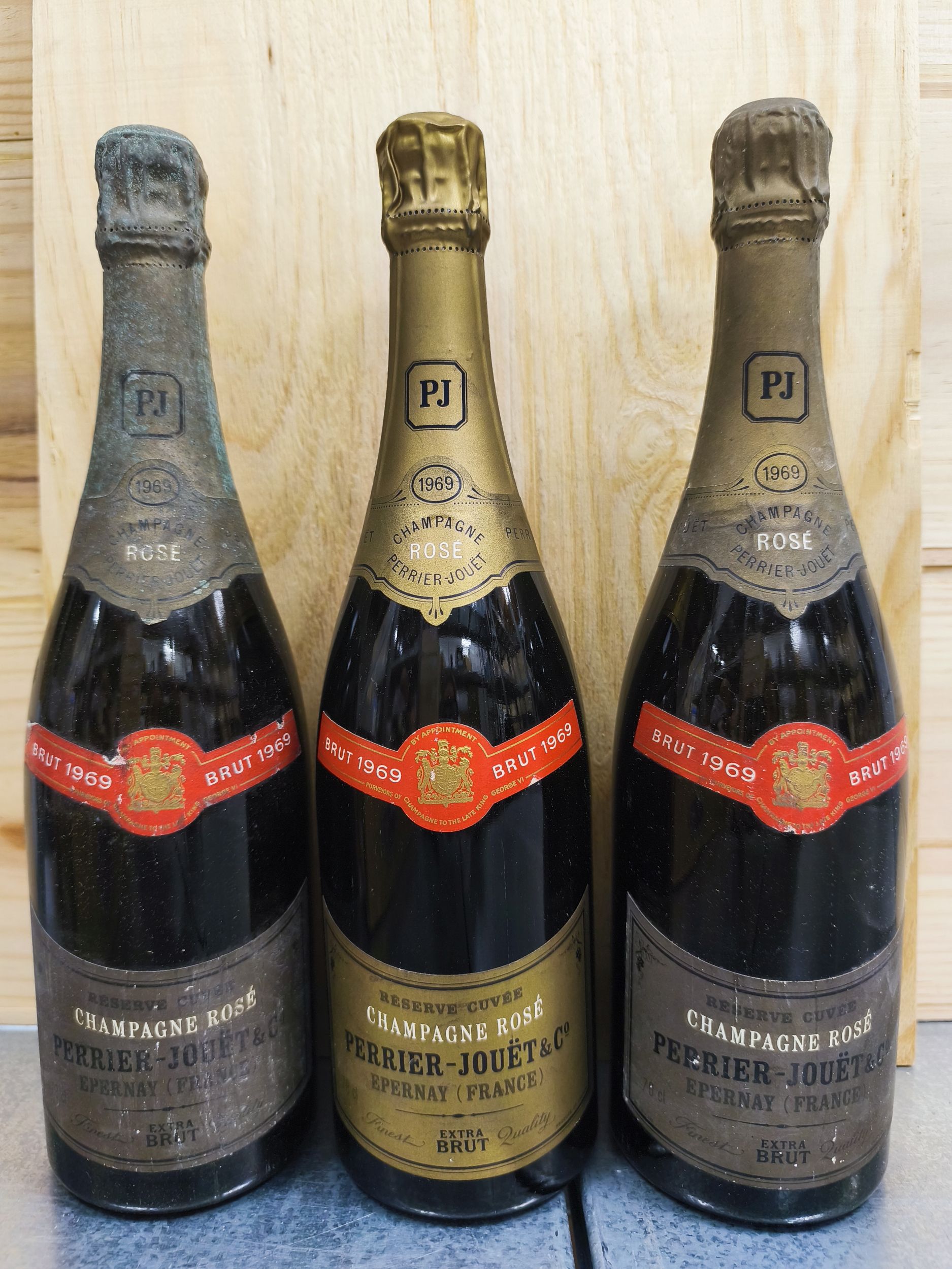 3 bouteilles  CHAMPAGNE  "Réserve Cuvée",