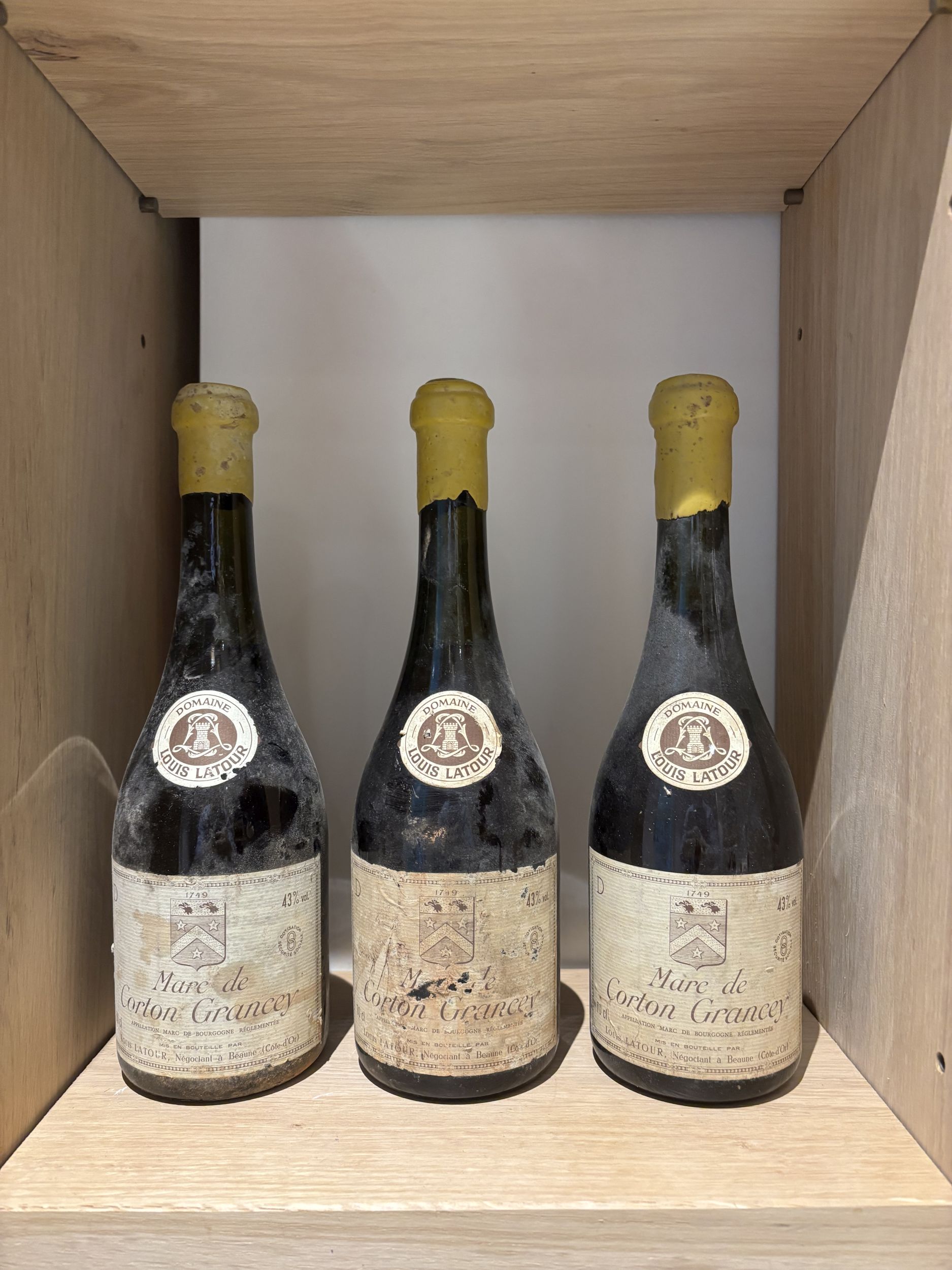 2 bouteilles BLANCS DIVERS :  | H&ocirc;tel Des Ventes de Monte-Carlo