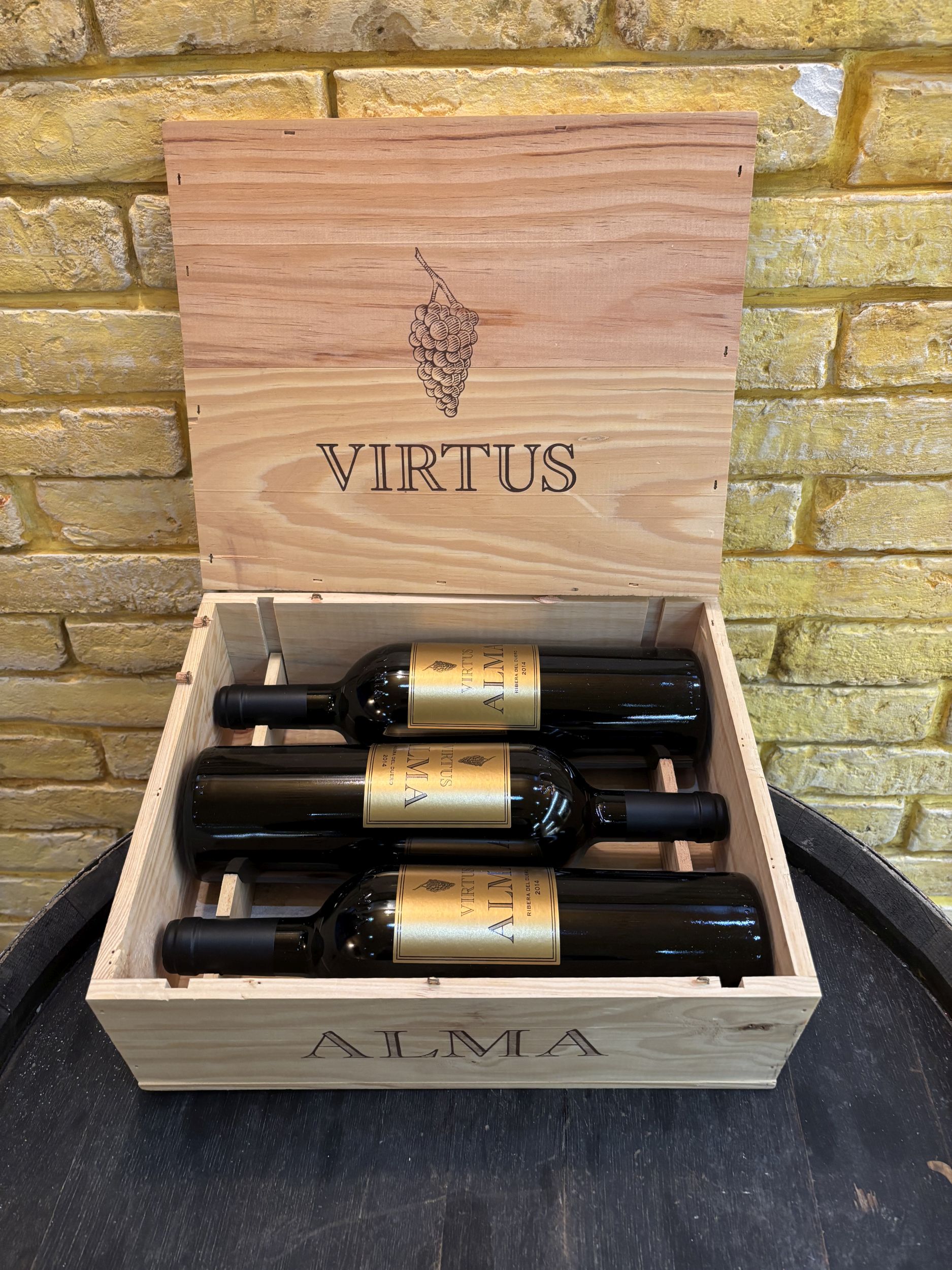 2 bouteilles BLANCS DIVERS :  | H&ocirc;tel Des Ventes de Monte-Carlo