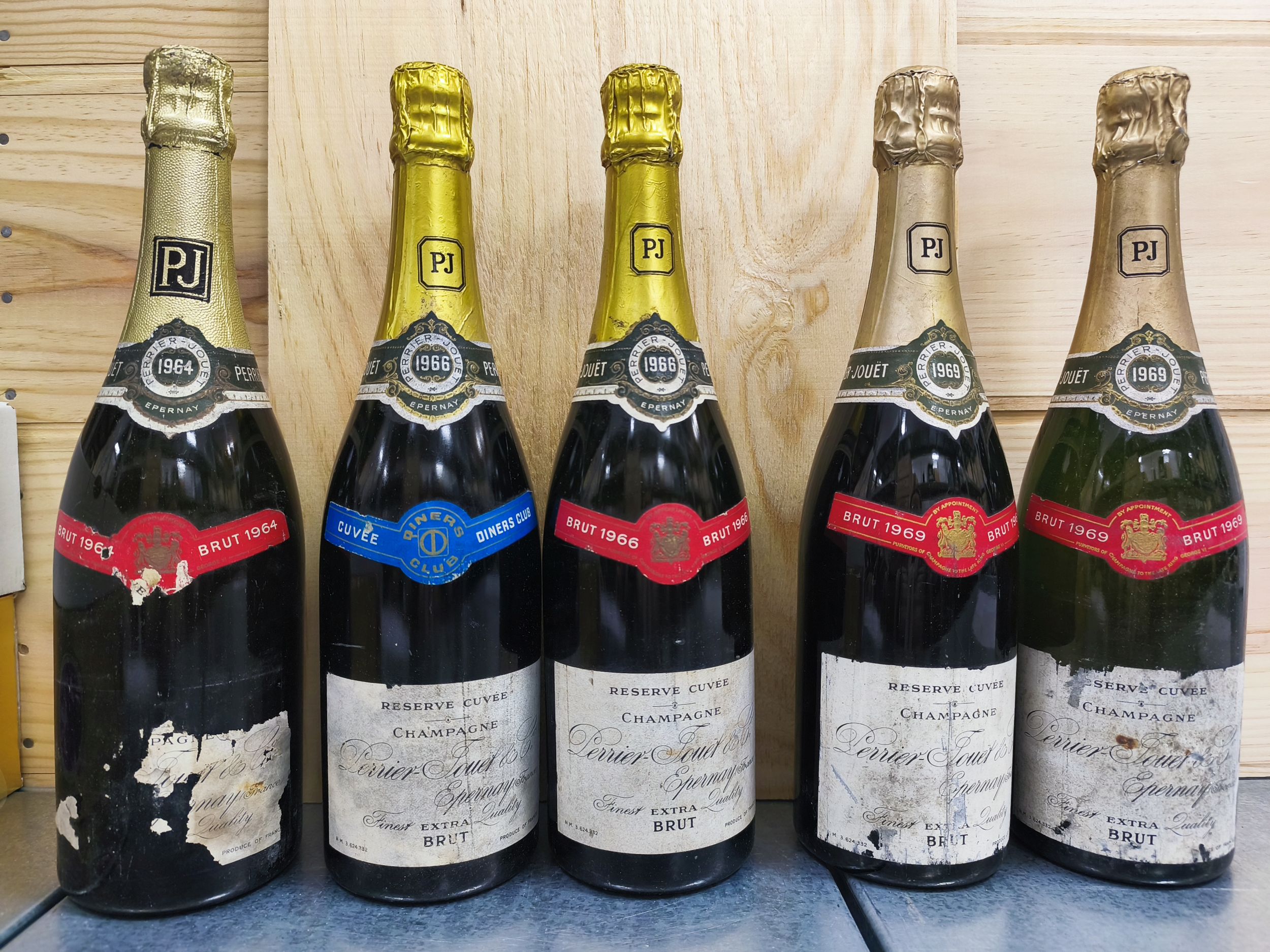5 bouteilles  CHAMPAGNE  "Réserve Cuvée",