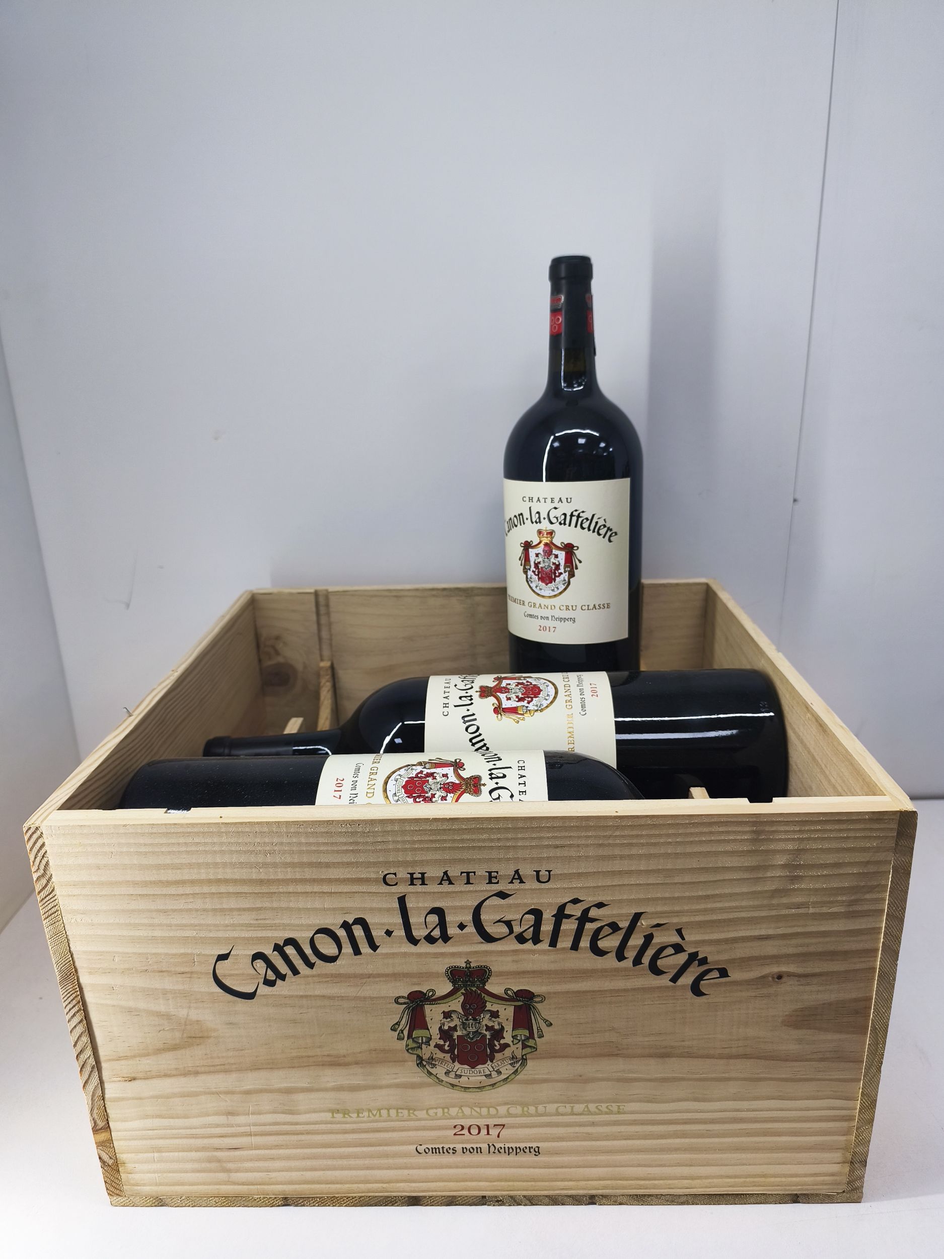 1  bouteille  PETRUS,:  | H&ocirc;tel Des Ventes de Monte-Carlo
