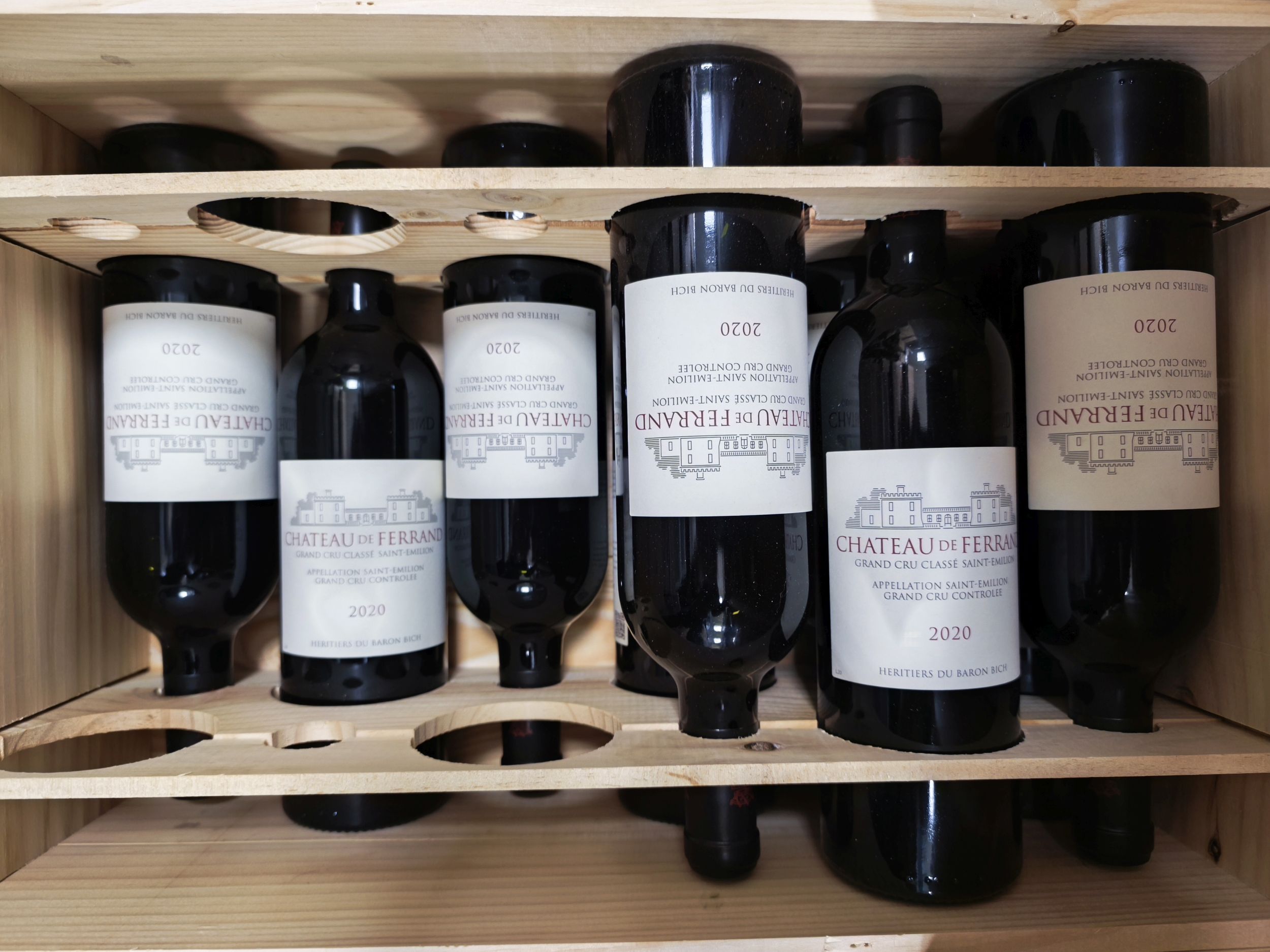 1  bouteille  PETRUS,:  | H&ocirc;tel Des Ventes de Monte-Carlo