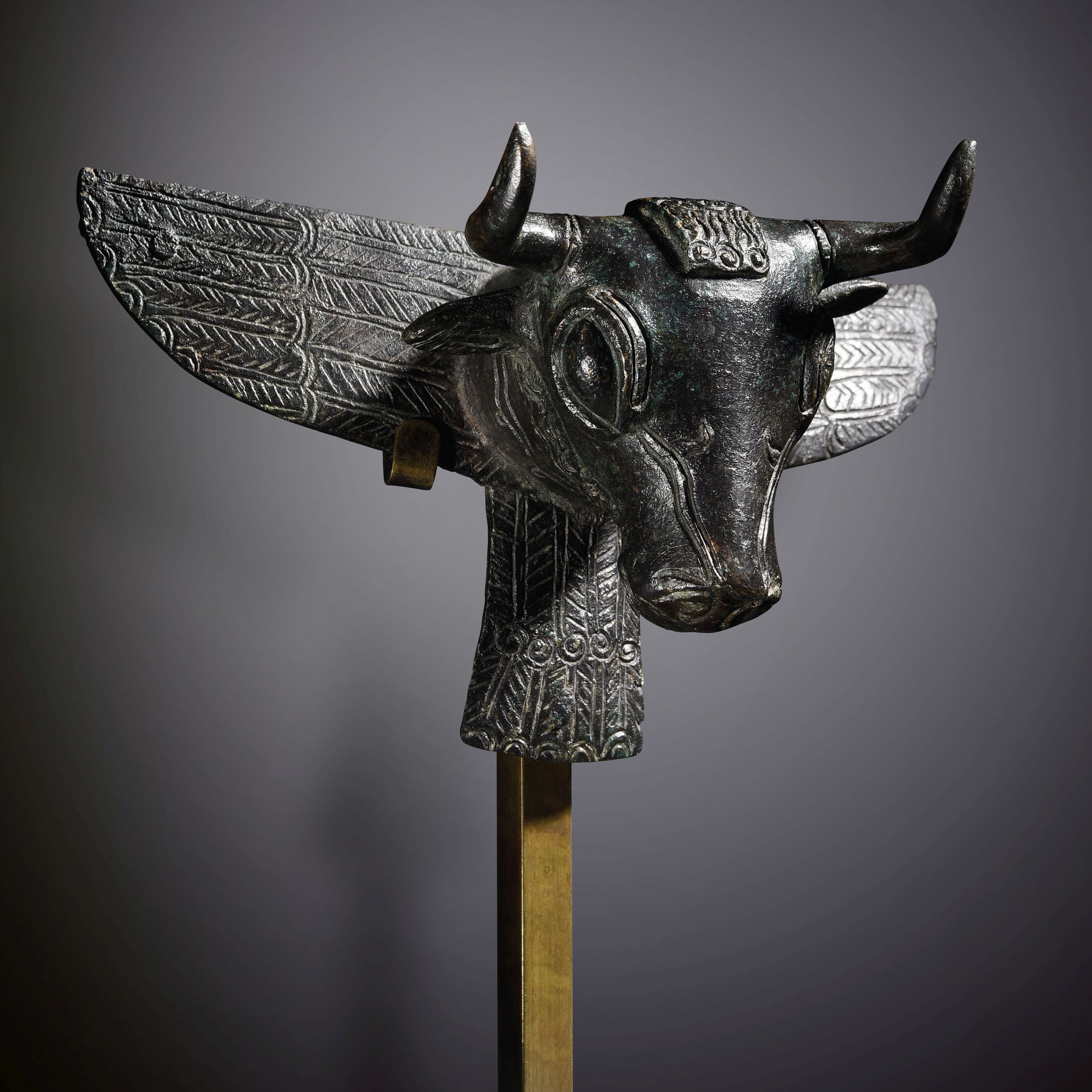 APPLIQUE EN FORME DE TÊTE DE TAUREAU AILÉ