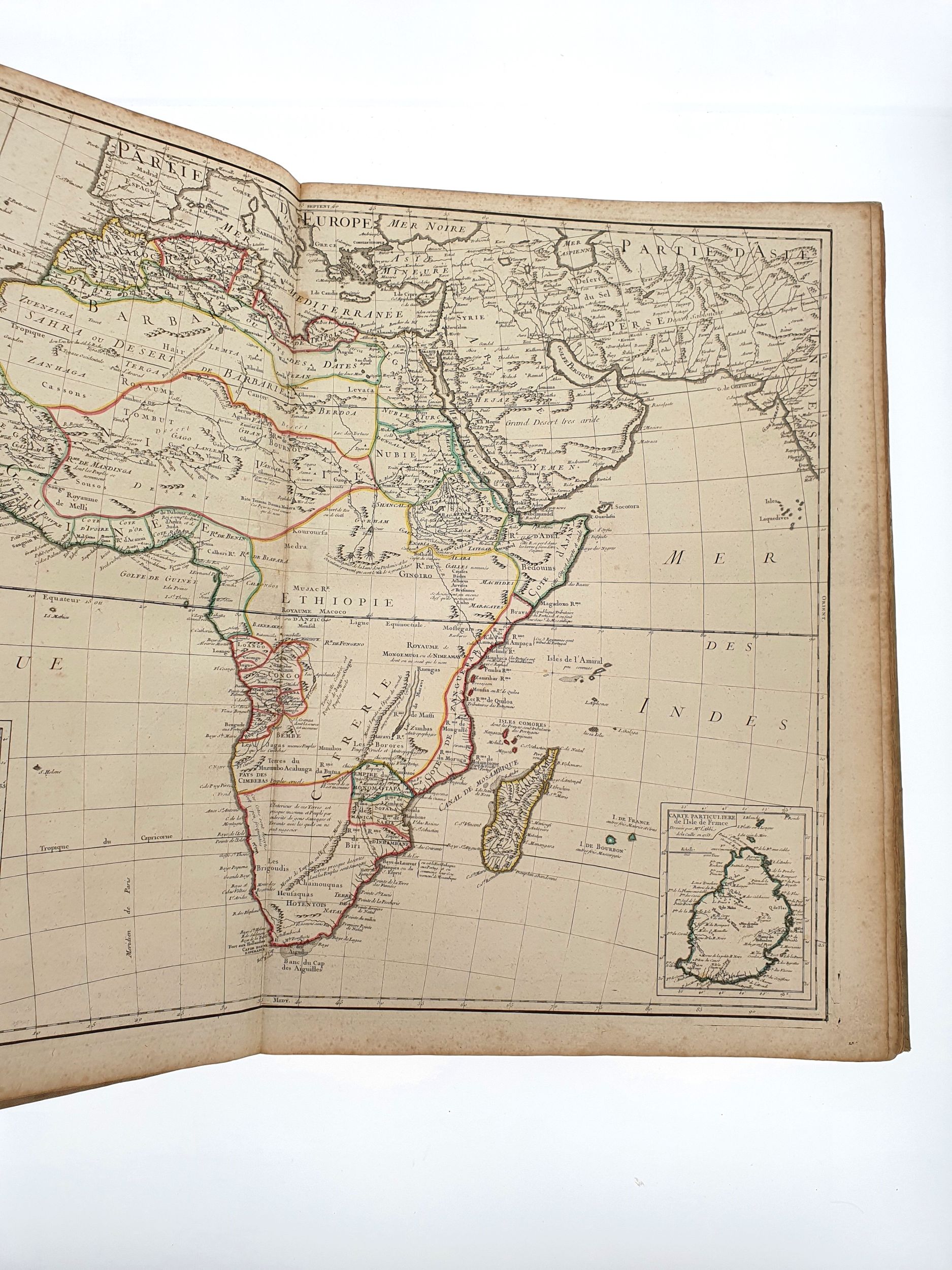 [ATLAS]. JANVIER (M.), L’ISLE (Guillaume de), JAILLOT (M.), ROBERT (M.), SANSON (M.). « Atlas ». Paris, Chez iu, 1702-1769-1780. Grand in-folio, demi-vélin ivoire à bandes (reliure fin XIXe s.).:  | H&ocirc;tel Des Ventes de Monte-Carlo