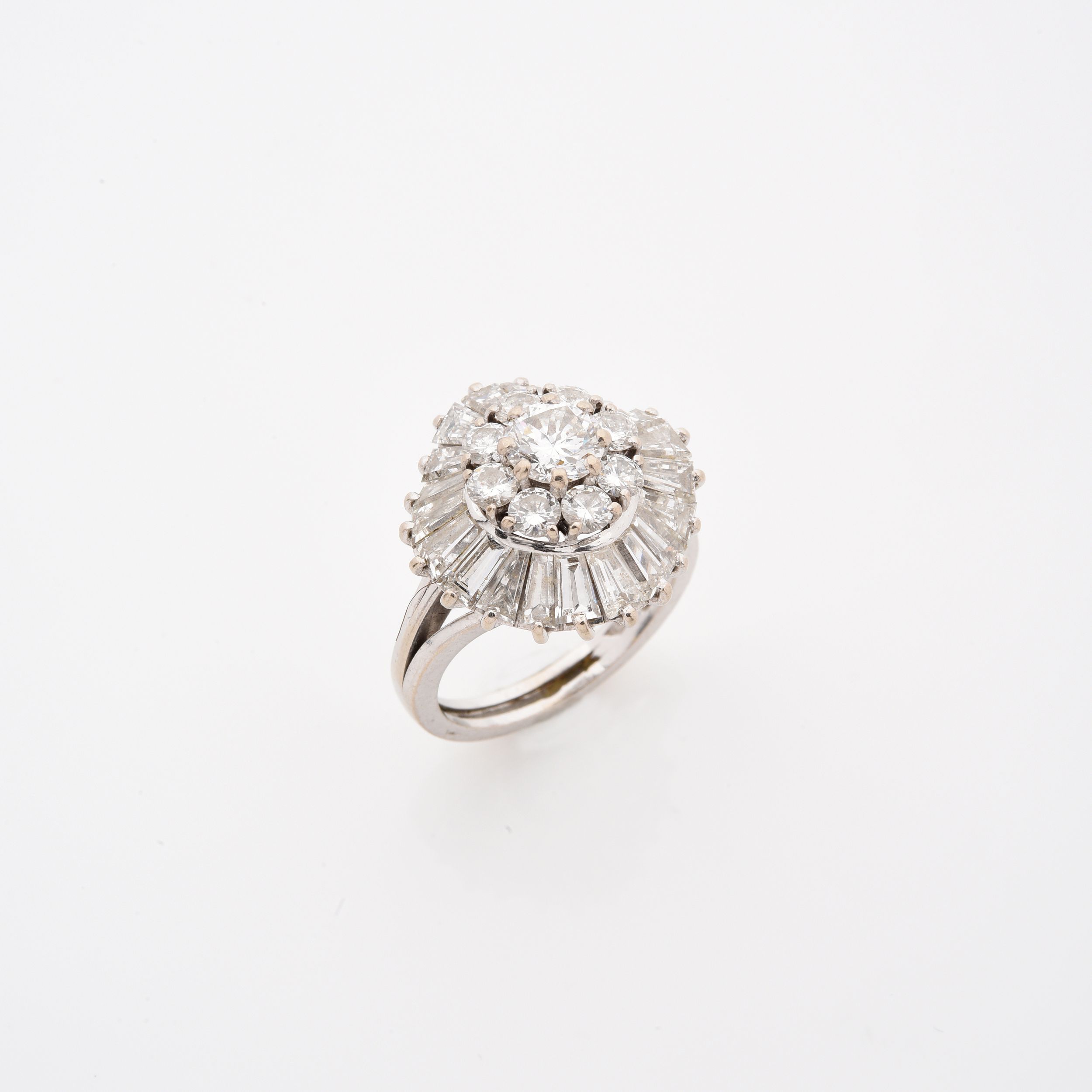 BROCHE CORBEILLE:  | H&ocirc;tel Des Ventes de Monte-Carlo