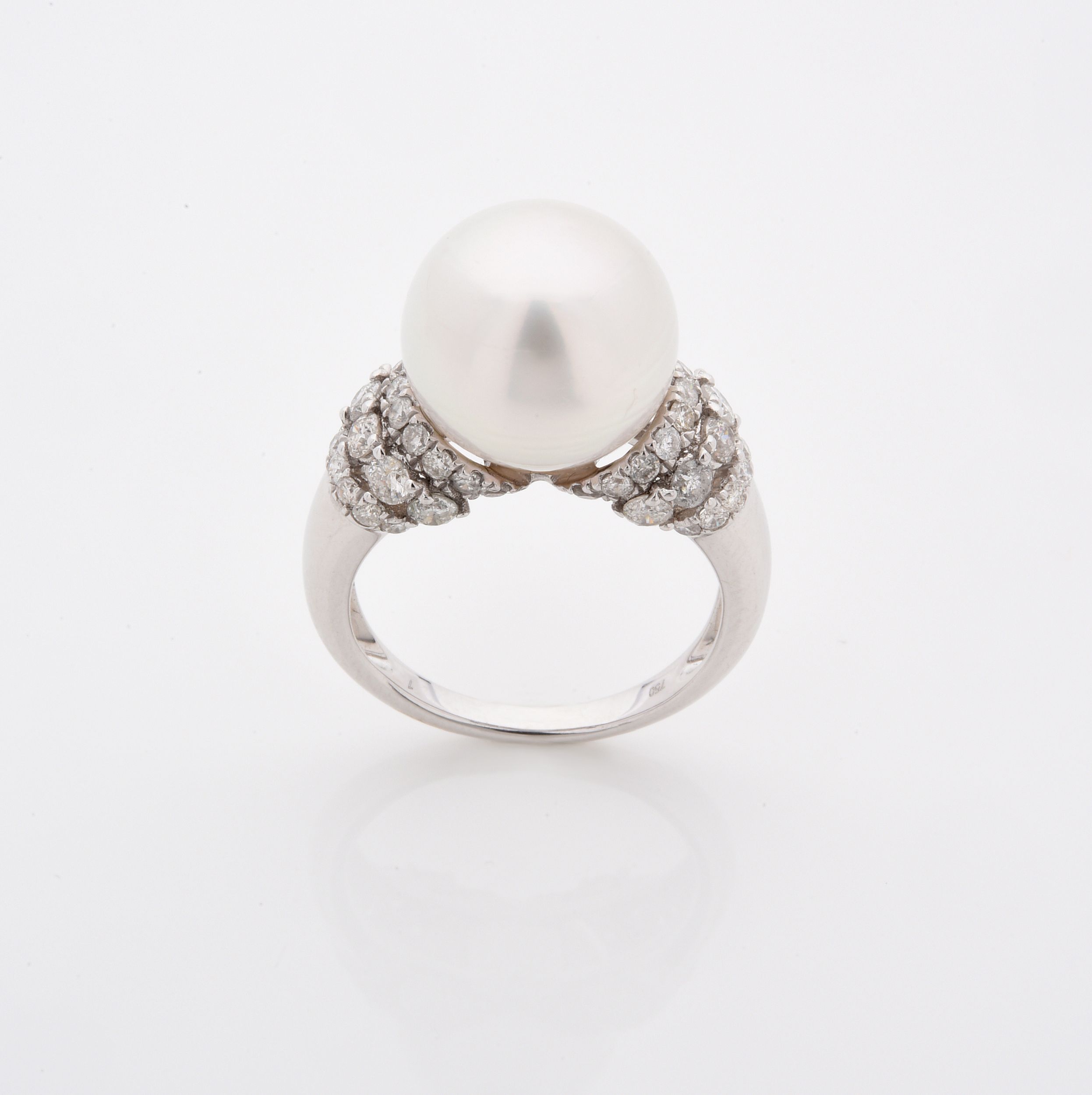 BROCHE CORBEILLE:  | H&ocirc;tel Des Ventes de Monte-Carlo