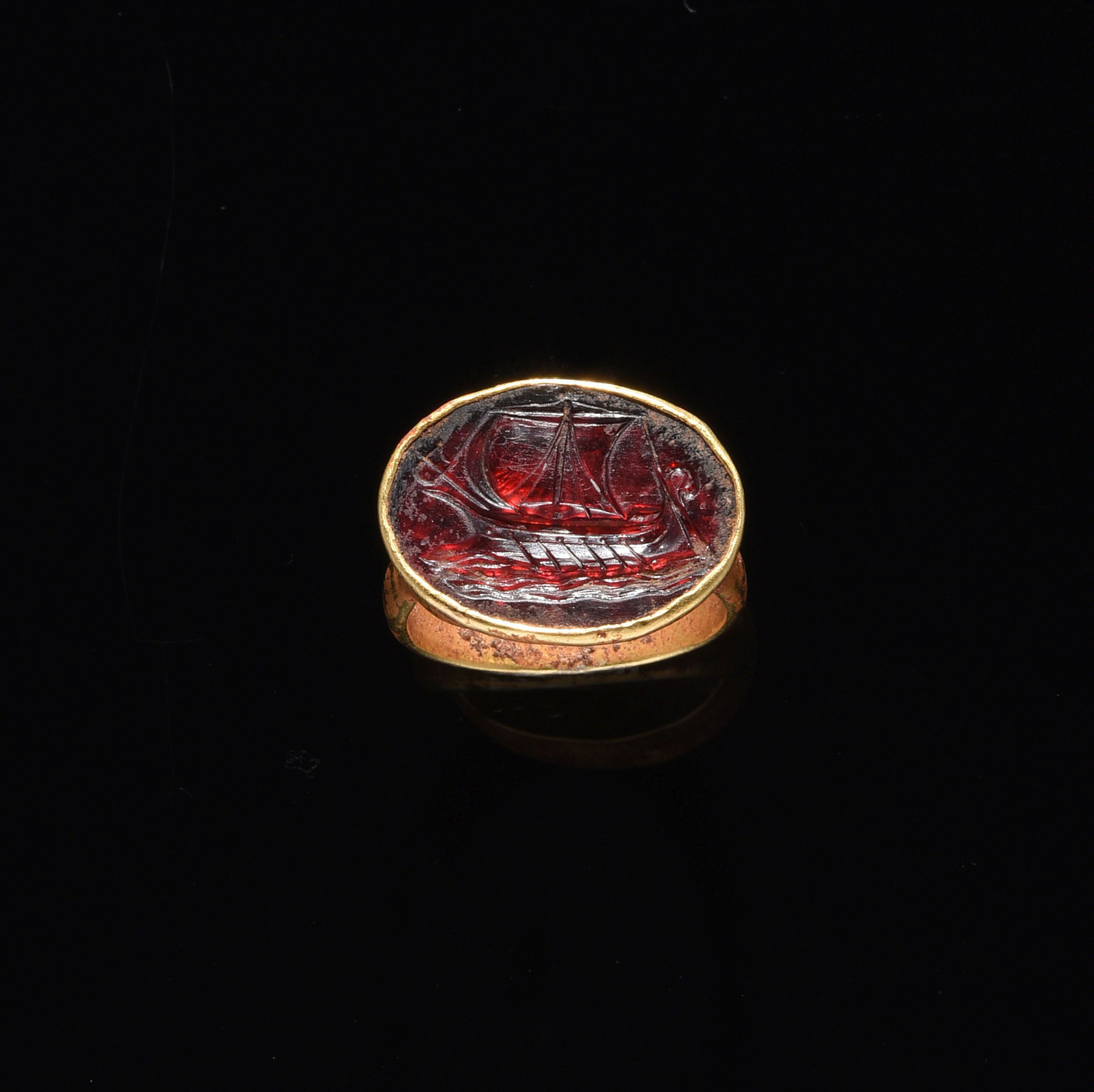 BAGUE GRECQUE SERTIE D’UNE INTAILLE AVEC TRIÈRE