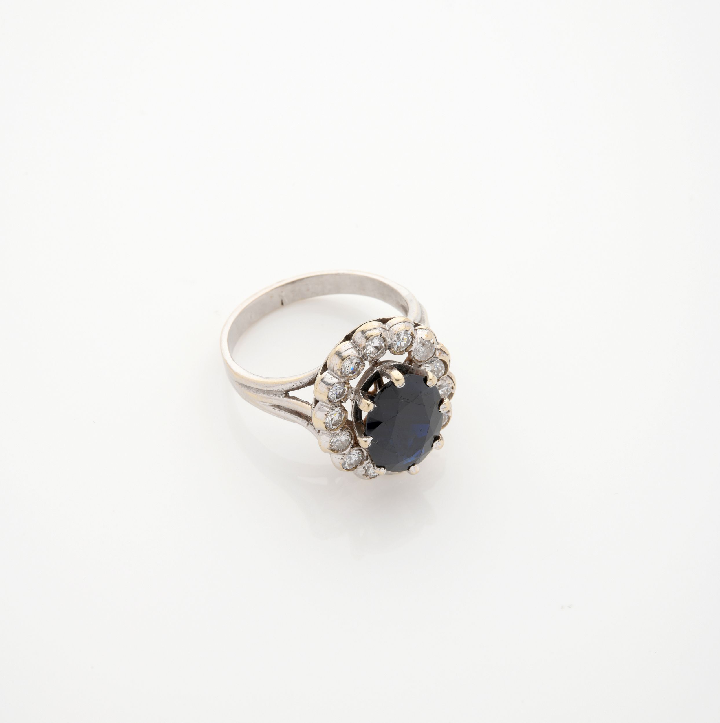 BAGUE MARGUERITE:  | H&ocirc;tel Des Ventes de Monte-Carlo