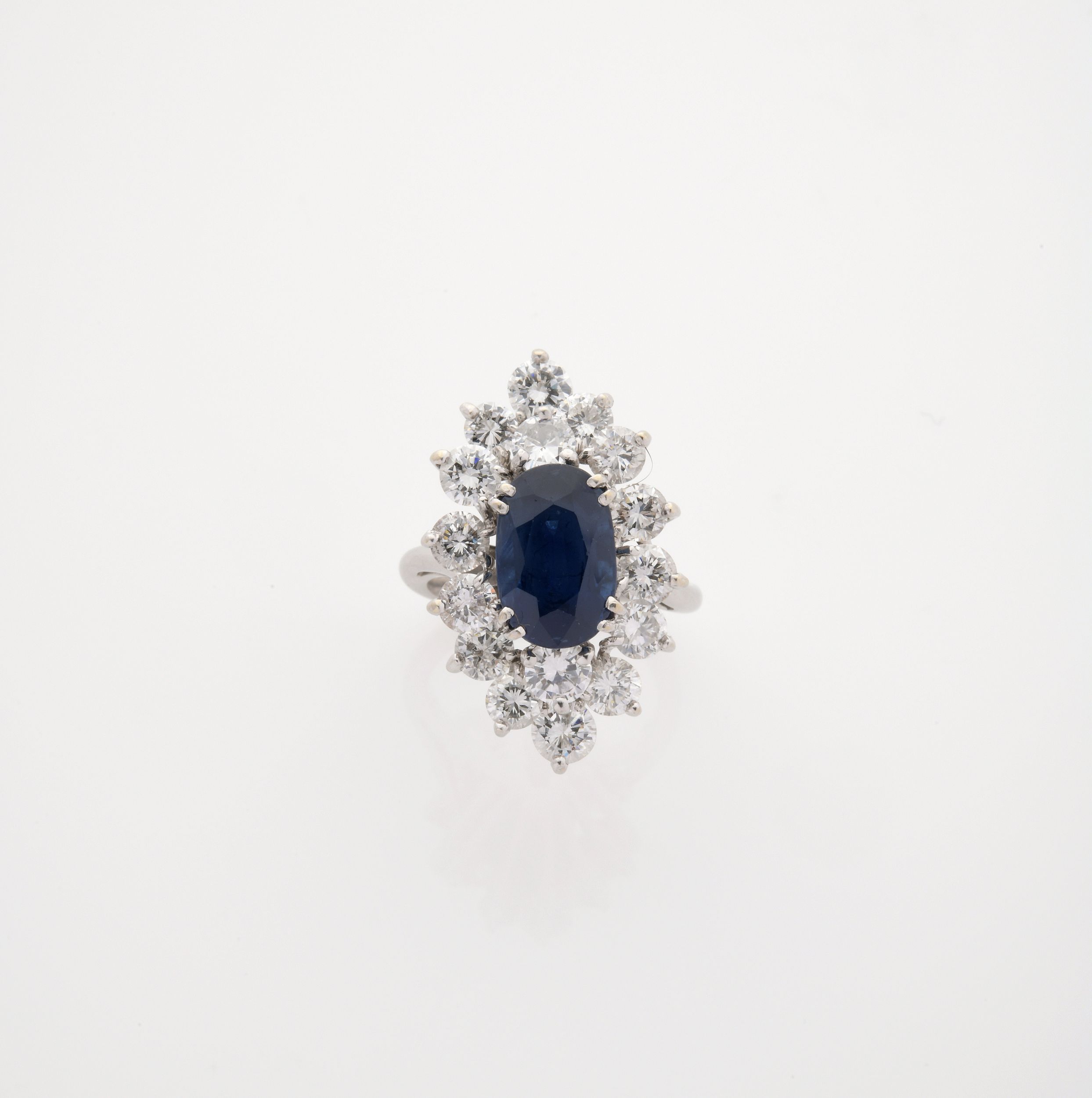 BAGUE MARQUISE :  | H&ocirc;tel Des Ventes de Monte-Carlo