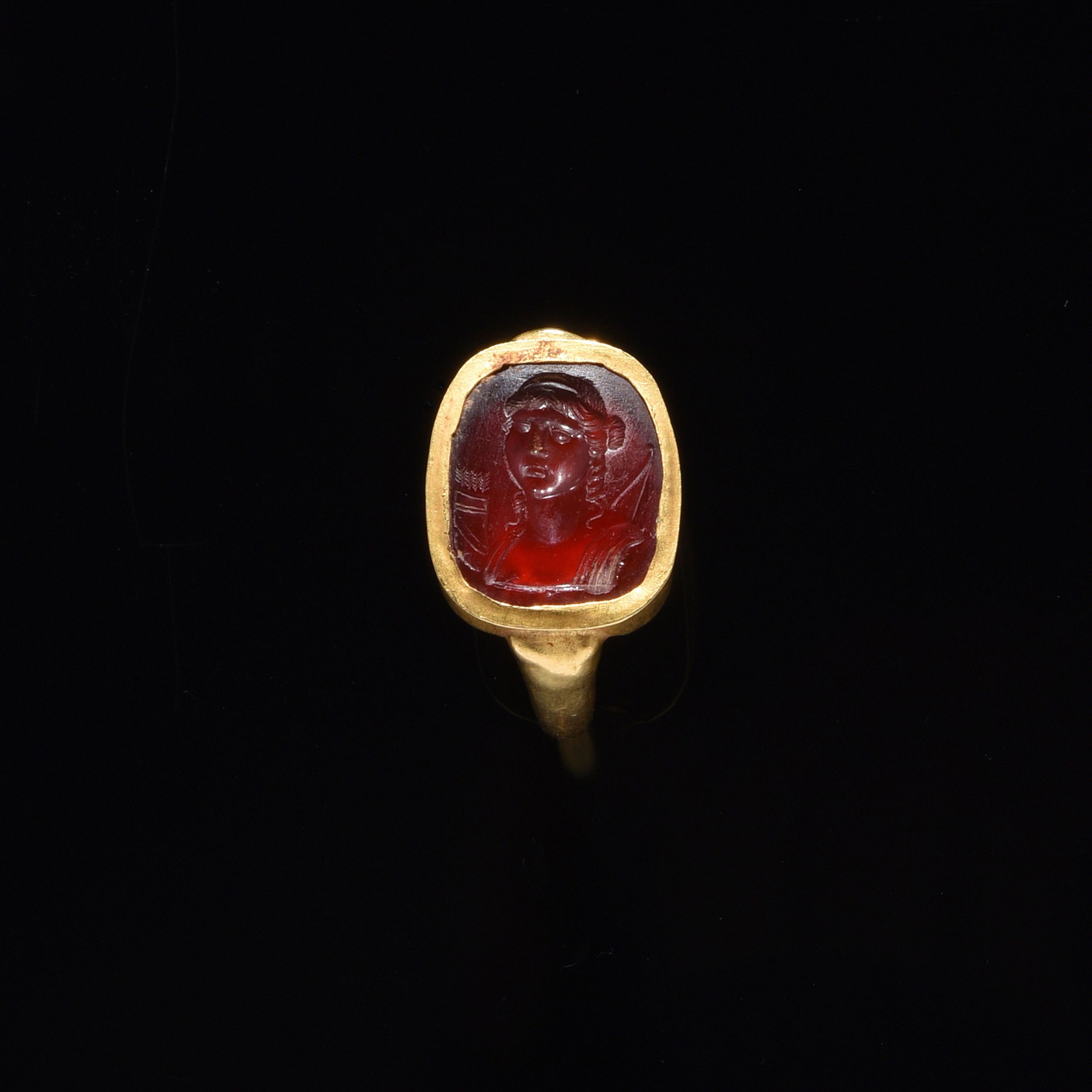 BAGUE SERTIE D’UNE INTAILLE AVEC BUSTE D’ARTÉMIS CHASSERESSE
