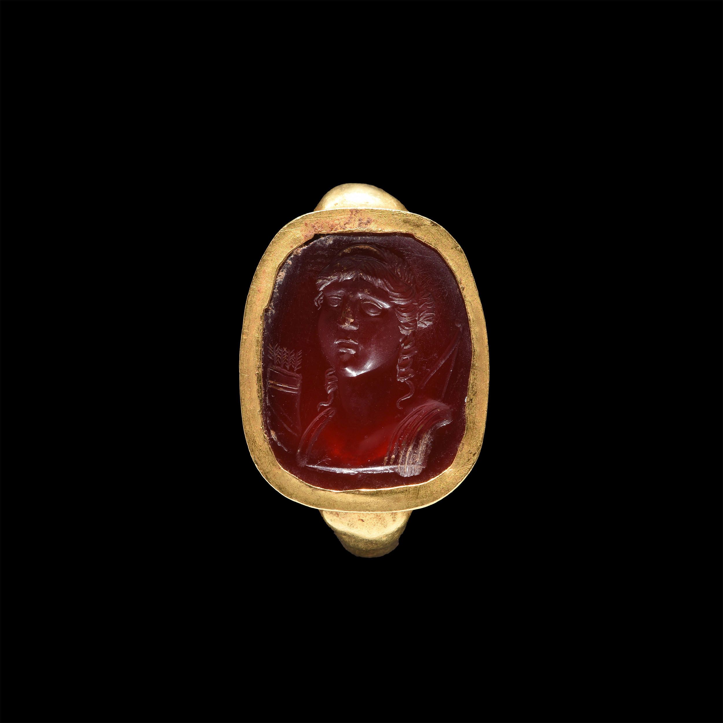BAGUE SERTIE D’UNE INTAILLE AVEC BUSTE D’ARTÉMIS CHASSERESSE:  | H&ocirc;tel Des Ventes de Monte-Carlo