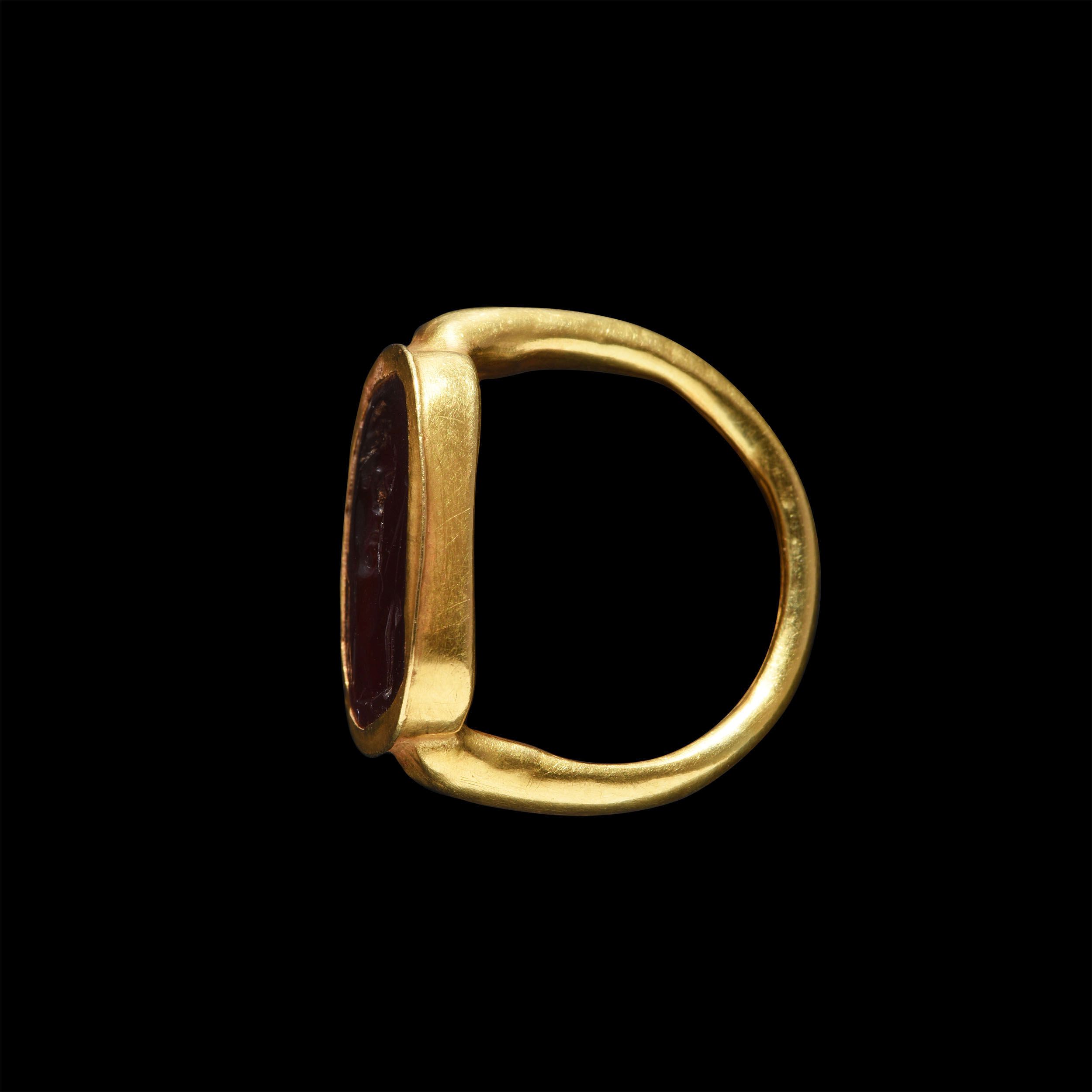 BAGUE SERTIE D’UNE INTAILLE AVEC BUSTE D’ARTÉMIS CHASSERESSE:  | H&ocirc;tel Des Ventes de Monte-Carlo