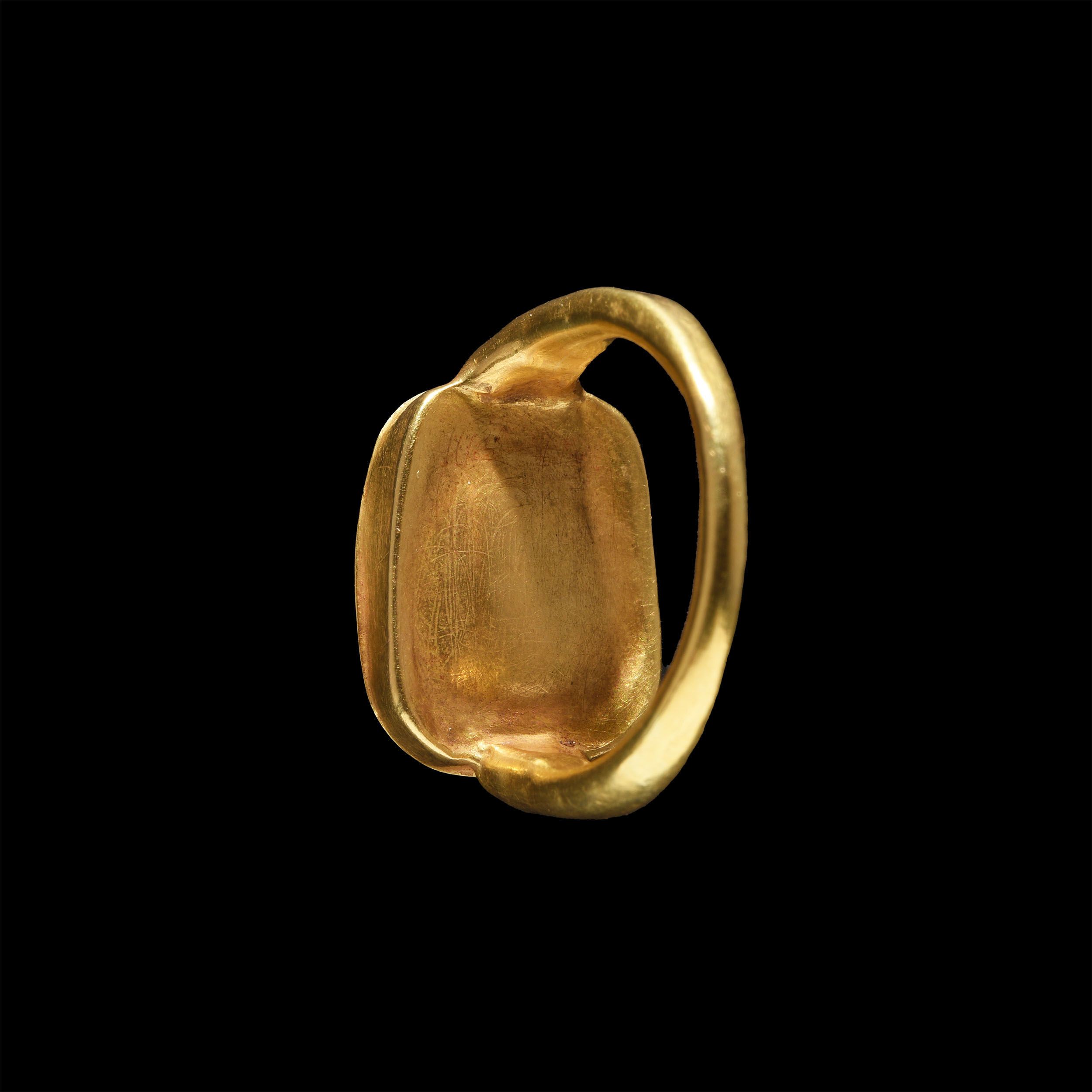 BAGUE SERTIE D’UNE INTAILLE AVEC BUSTE D’ARTÉMIS CHASSERESSE:  | H&ocirc;tel Des Ventes de Monte-Carlo