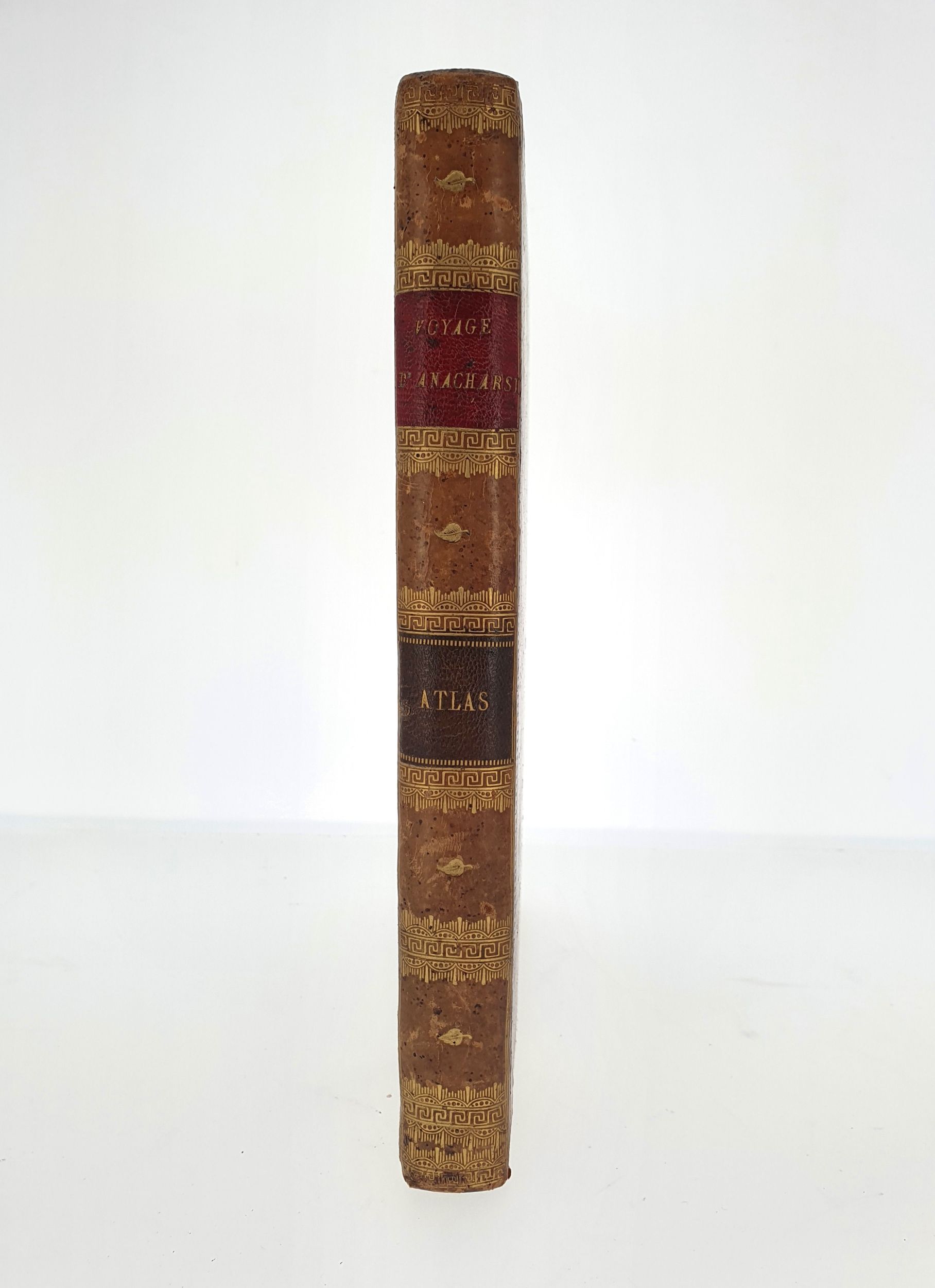 BARTHÉLEMY (Jean Jacques). Recueil de cartes géographiques, plans, vues et médailles de l’ancienne Grece, relatifs au Voyage du jeune Anacharsis […]. A Paris, De l’Imprimerie de Didot Jeune, an VII [1798/1799]. In-4°, veau, fine roulette dentelée dorée encadrant les plats, dos lisse orné, tranches dorées (reliure de l’époque).	:  | H&ocirc;tel Des Ventes de Monte-Carlo