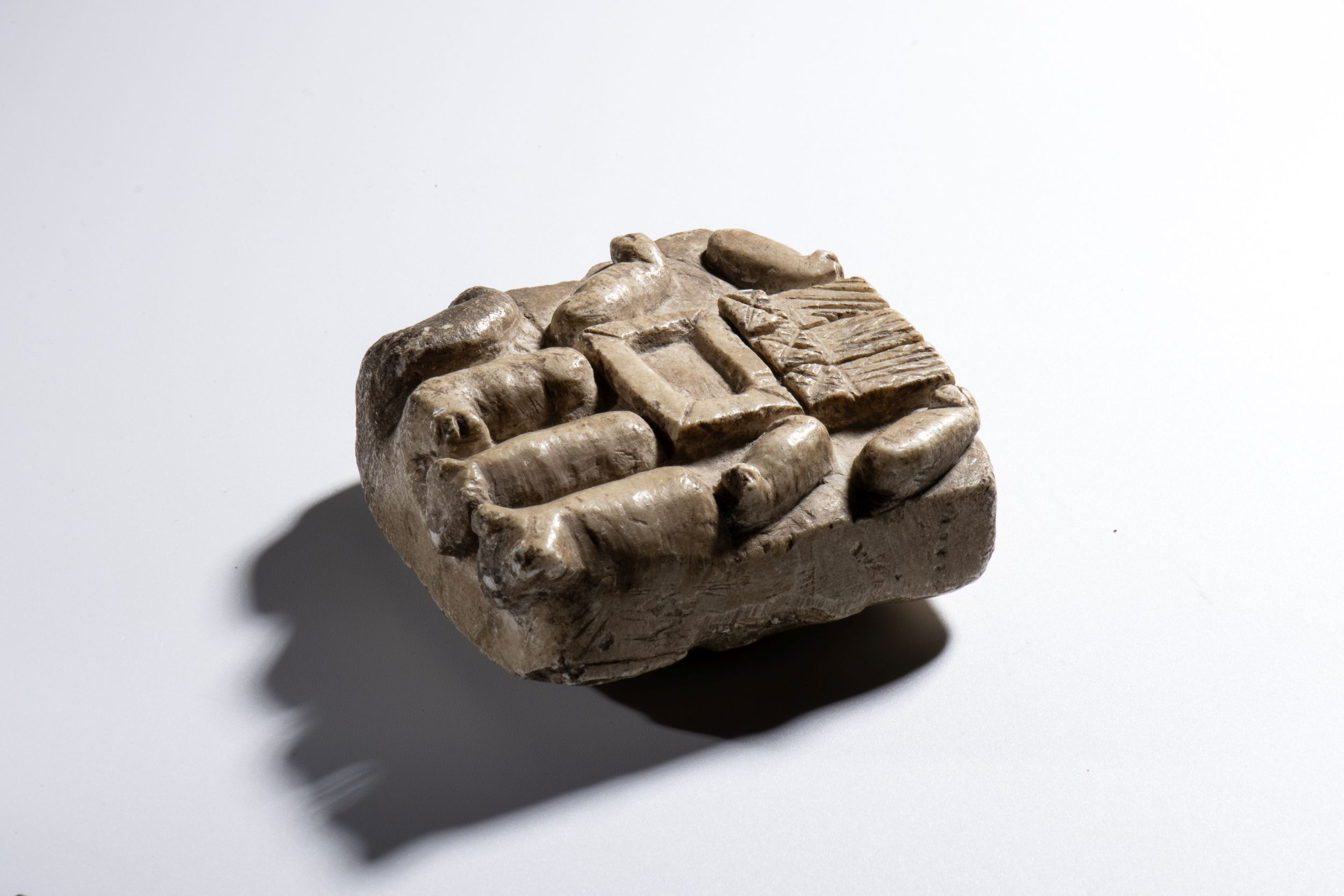 BAS-RELIEF AVEC DES ANIMAUX 