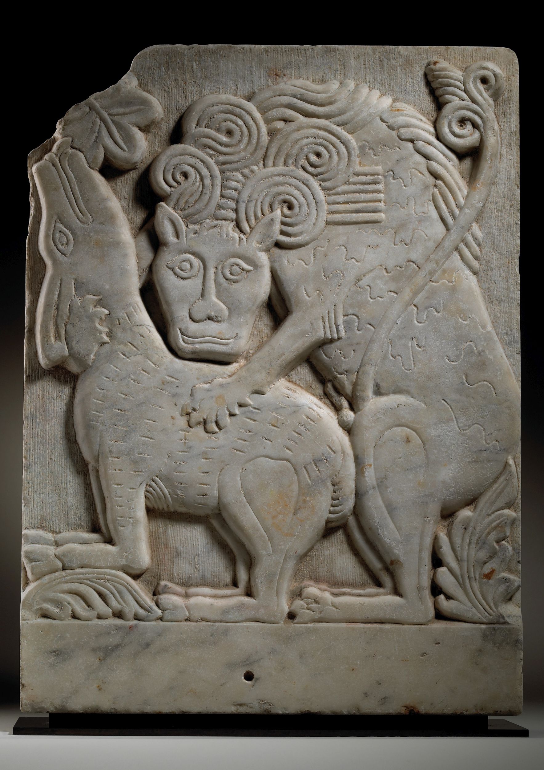BAS-RELIEF FIGURANT UN LION DÉVORANT UN CERF
