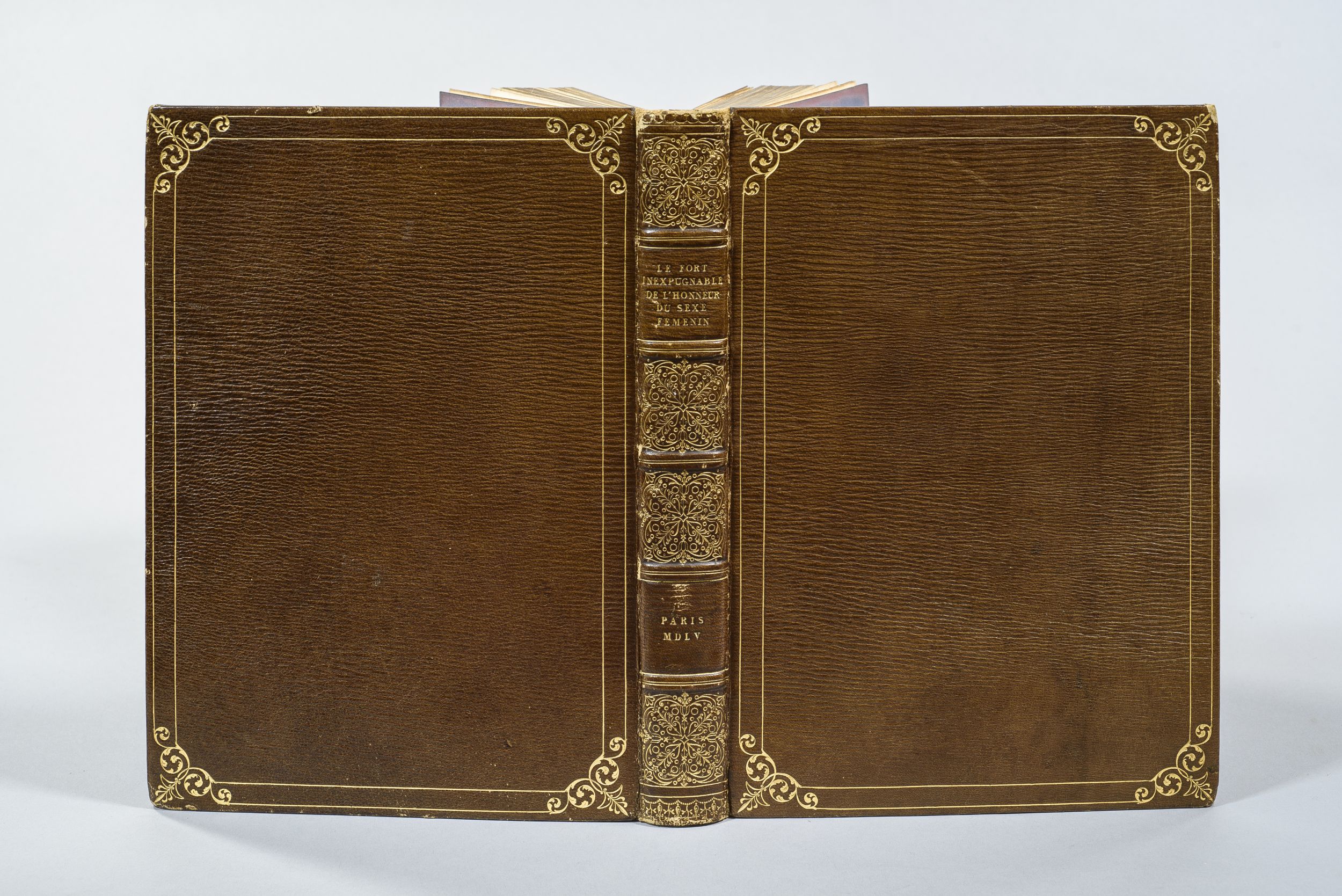 [BILLON (François de)]. Le Fort inexpvgnable de l’honnevr dv Sexe Femenin, construit par Françoys de Billon, Secretaire. On les vend a Paris, Chez Ian d’Allyer, Libraire, 1555. Petit in-4°, maroquin havane, double filet doré encadrant les plats, fleuron doré aux angles, dos à nerfs orné, tranches dorées (Bound by C. Lewis).