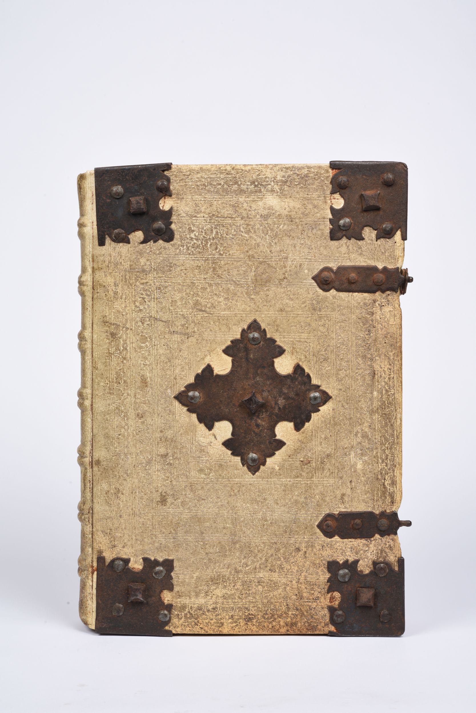 [CHRONIQUE DE NUREMBERG]. SCHEDEL (Hartmann). Registrum // huius ope-//ris libri cro-//nicarum // cum figuris et ymagi-//bus ab initio mundi. Sebaldi Schreyer  Sebastiani kamermaister hunc librum dominus Anthonius Koberger Nuremberge impressit [Nuremberg, Imprimé par Antoine Koberger pour Sebald Schreyer  Sebastien Kamermaister], 20 juillet 1493. Grand in-folio, peau de truie sur ais, plats entièrement ornés d'un décor de filets et roulettes dentelées estampés à froid, écoinçons, fermoirs et pièce centrale en métal, lacs, dos à nerfs, titre sur deux tranches (reliure de l’époque).	80 000/100 000
