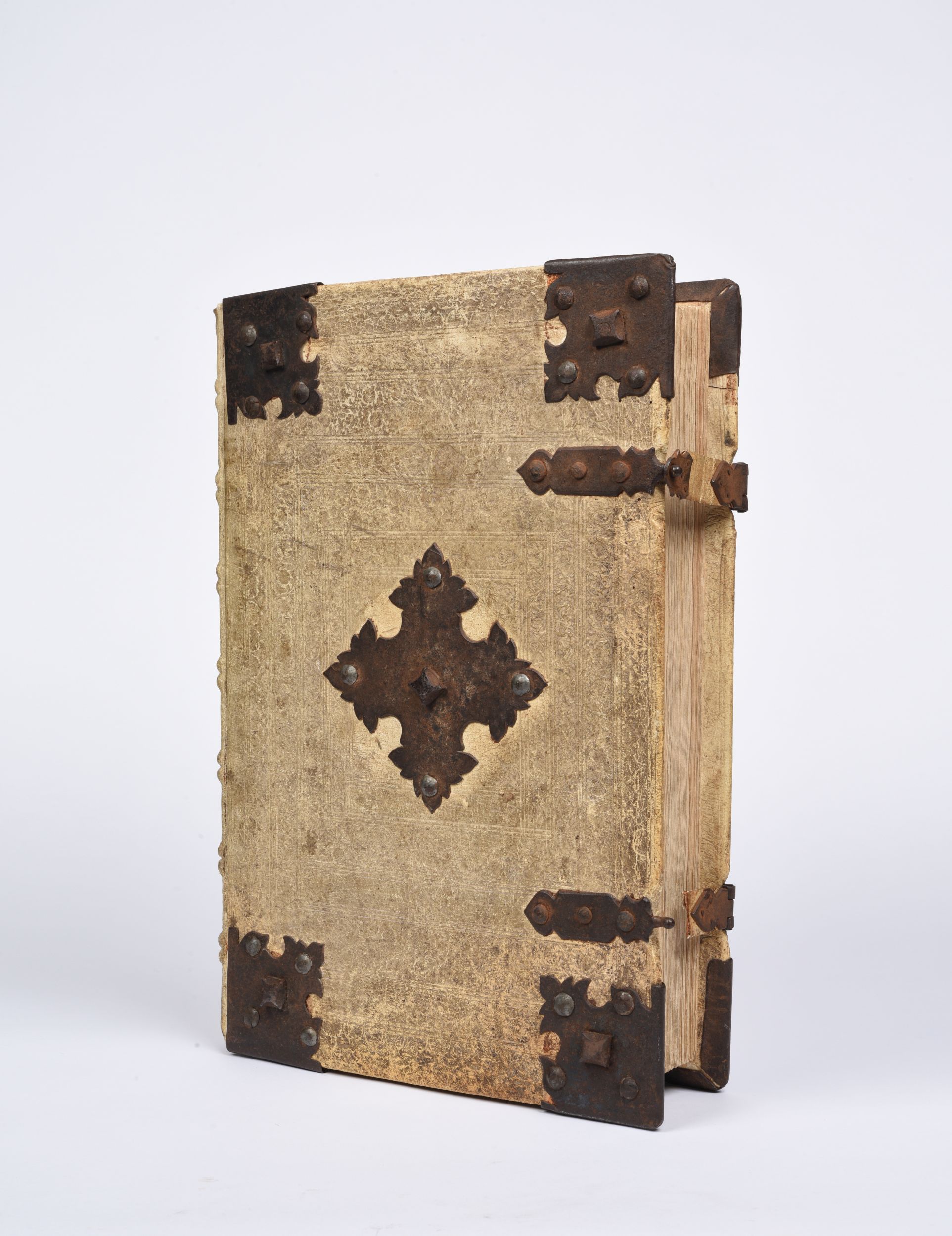 [CHRONIQUE DE NUREMBERG]. SCHEDEL (Hartmann). Registrum // huius ope-//ris libri cro-//nicarum // cum figuris et ymagi-//bus ab initio mundi. Sebaldi Schreyer  Sebastiani kamermaister hunc librum dominus Anthonius Koberger Nuremberge impressit [Nuremberg, Imprimé par Antoine Koberger pour Sebald Schreyer  Sebastien Kamermaister], 20 juillet 1493. Grand in-folio, peau de truie sur ais, plats entièrement ornés d'un décor de filets et roulettes dentelées estampés à froid, écoinçons, fermoirs et pièce centrale en métal, lacs, dos à nerfs, titre sur deux tranches (reliure de l’époque).	80 000/100 000:  | H&ocirc;tel Des Ventes de Monte-Carlo