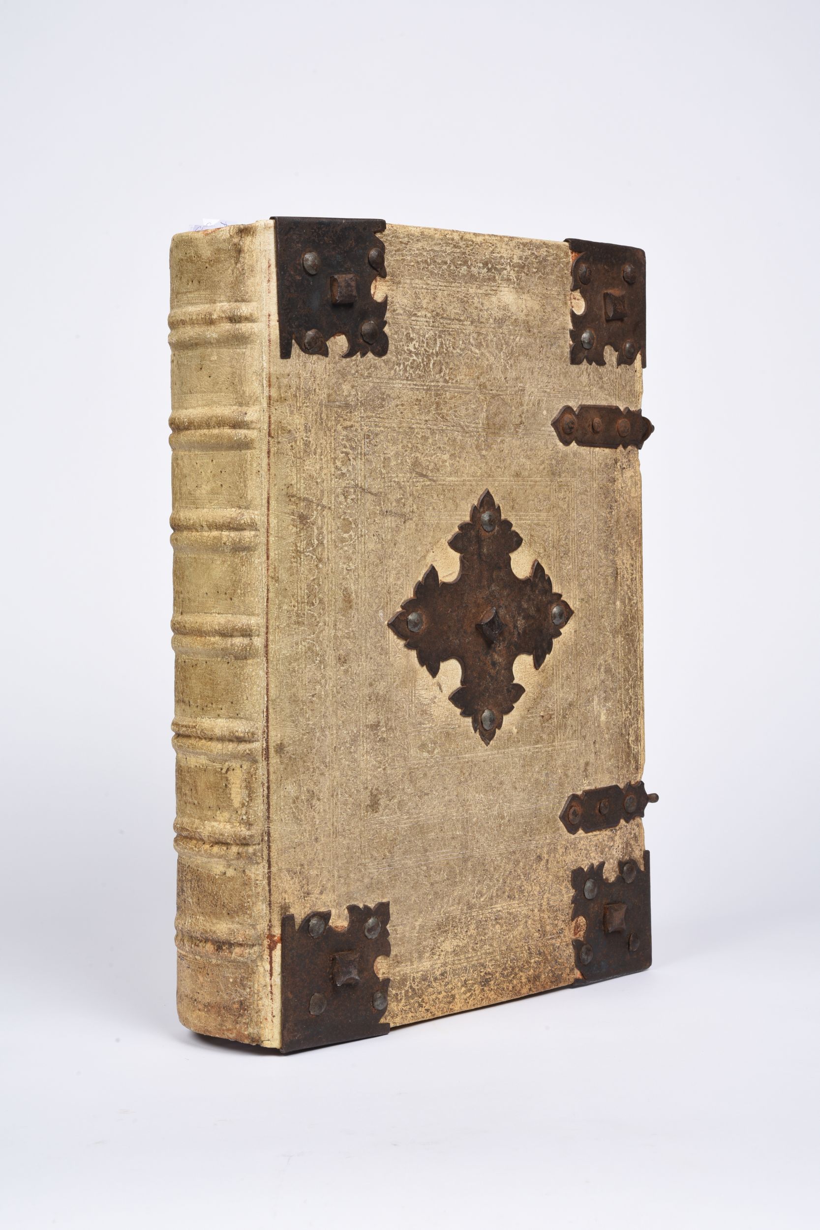 [CHRONIQUE DE NUREMBERG]. SCHEDEL (Hartmann). Registrum // huius ope-//ris libri cro-//nicarum // cum figuris et ymagi-//bus ab initio mundi. Sebaldi Schreyer  Sebastiani kamermaister hunc librum dominus Anthonius Koberger Nuremberge impressit [Nuremberg, Imprimé par Antoine Koberger pour Sebald Schreyer  Sebastien Kamermaister], 20 juillet 1493. Grand in-folio, peau de truie sur ais, plats entièrement ornés d'un décor de filets et roulettes dentelées estampés à froid, écoinçons, fermoirs et pièce centrale en métal, lacs, dos à nerfs, titre sur deux tranches (reliure de l’époque).	80 000/100 000:  | H&ocirc;tel Des Ventes de Monte-Carlo