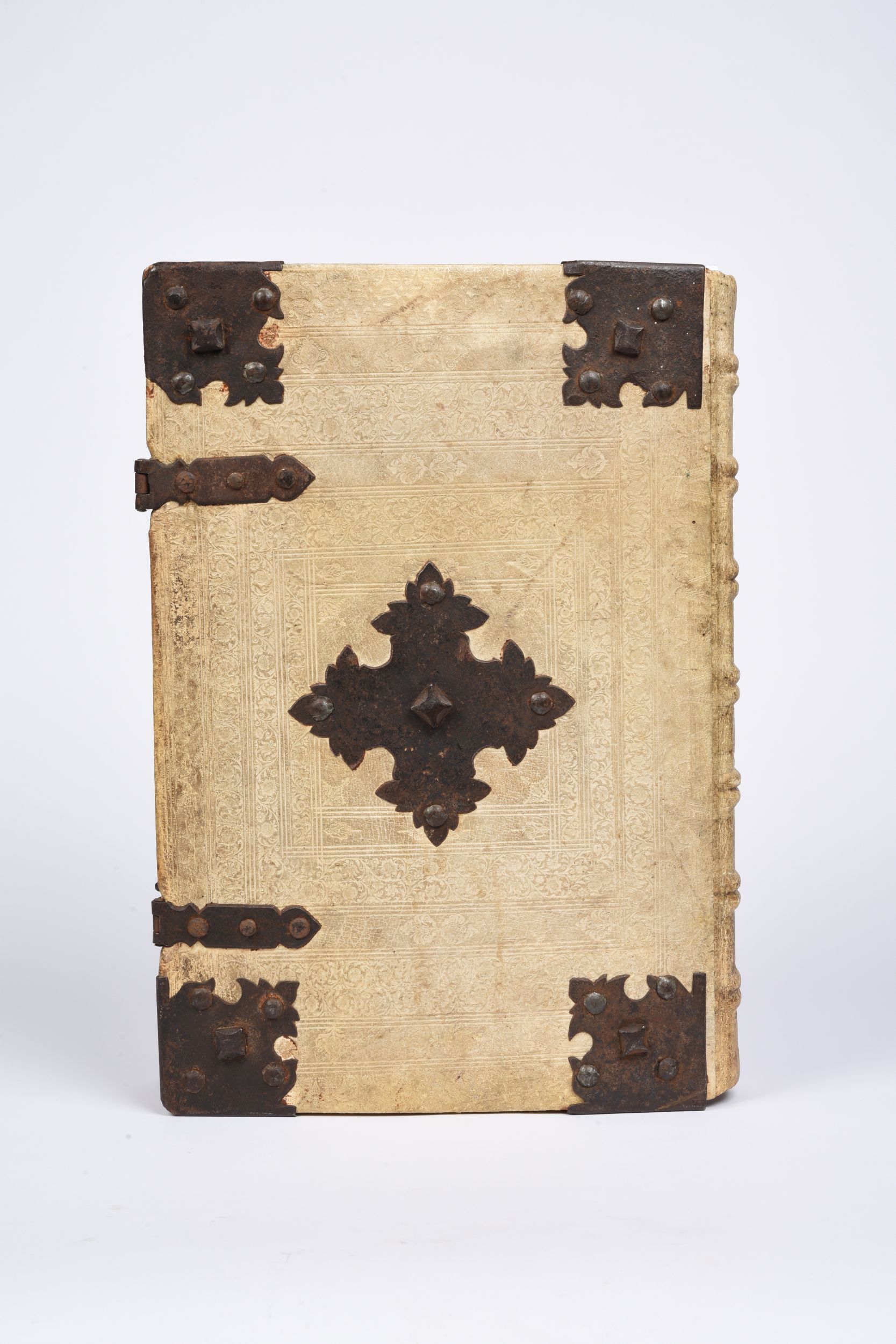 [CHRONIQUE DE NUREMBERG]. SCHEDEL (Hartmann). Registrum // huius ope-//ris libri cro-//nicarum // cum figuris et ymagi-//bus ab initio mundi. Sebaldi Schreyer  Sebastiani kamermaister hunc librum dominus Anthonius Koberger Nuremberge impressit [Nuremberg, Imprimé par Antoine Koberger pour Sebald Schreyer  Sebastien Kamermaister], 20 juillet 1493. Grand in-folio, peau de truie sur ais, plats entièrement ornés d'un décor de filets et roulettes dentelées estampés à froid, écoinçons, fermoirs et pièce centrale en métal, lacs, dos à nerfs, titre sur deux tranches (reliure de l’époque).	80 000/100 000:  | H&ocirc;tel Des Ventes de Monte-Carlo