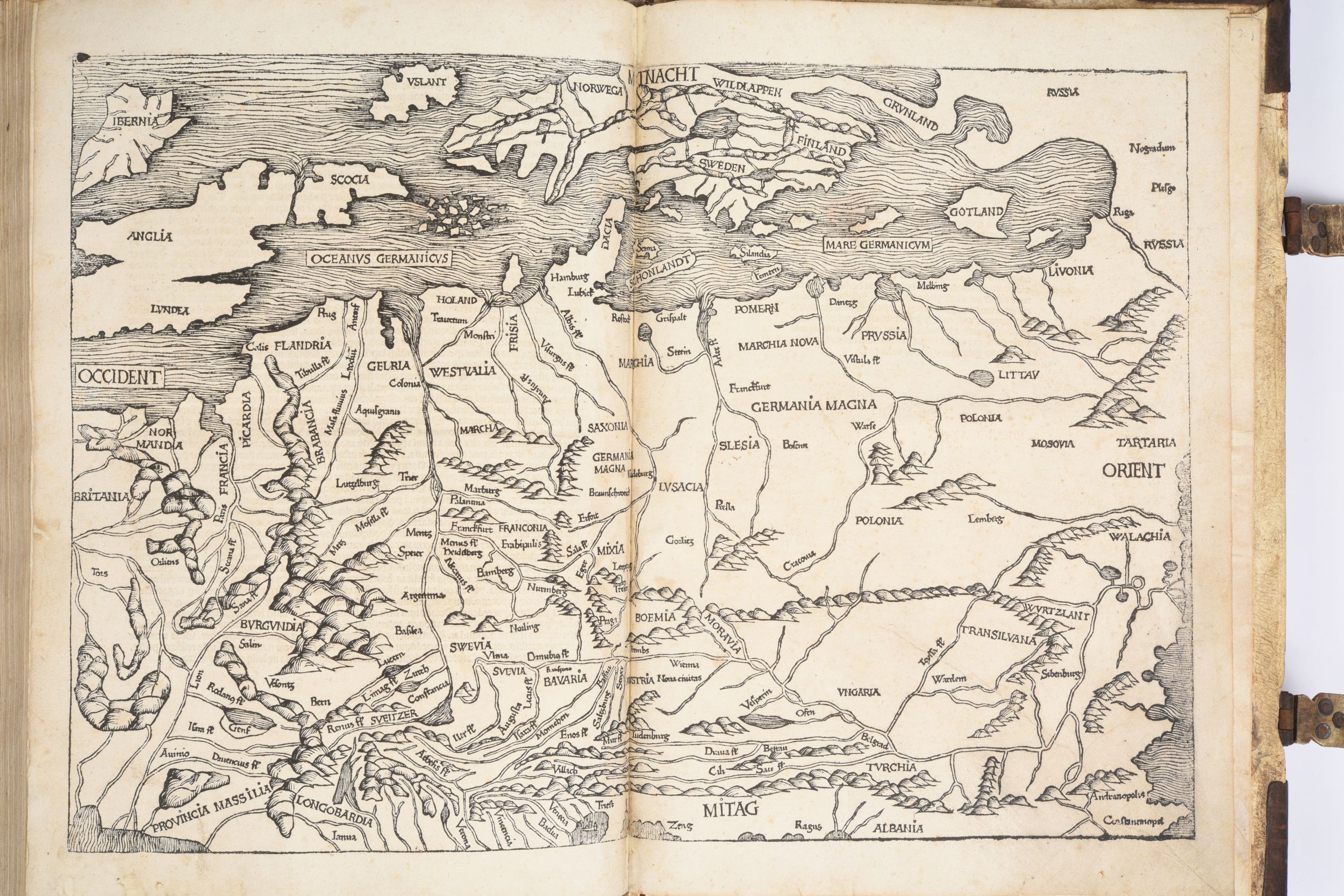 [CHRONIQUE DE NUREMBERG]. SCHEDEL (Hartmann). Registrum // huius ope-//ris libri cro-//nicarum // cum figuris et ymagi-//bus ab initio mundi. Sebaldi Schreyer  Sebastiani kamermaister hunc librum dominus Anthonius Koberger Nuremberge impressit [Nuremberg, Imprimé par Antoine Koberger pour Sebald Schreyer  Sebastien Kamermaister], 20 juillet 1493. Grand in-folio, peau de truie sur ais, plats entièrement ornés d'un décor de filets et roulettes dentelées estampés à froid, écoinçons, fermoirs et pièce centrale en métal, lacs, dos à nerfs, titre sur deux tranches (reliure de l’époque).	80 000/100 000:  | H&ocirc;tel Des Ventes de Monte-Carlo