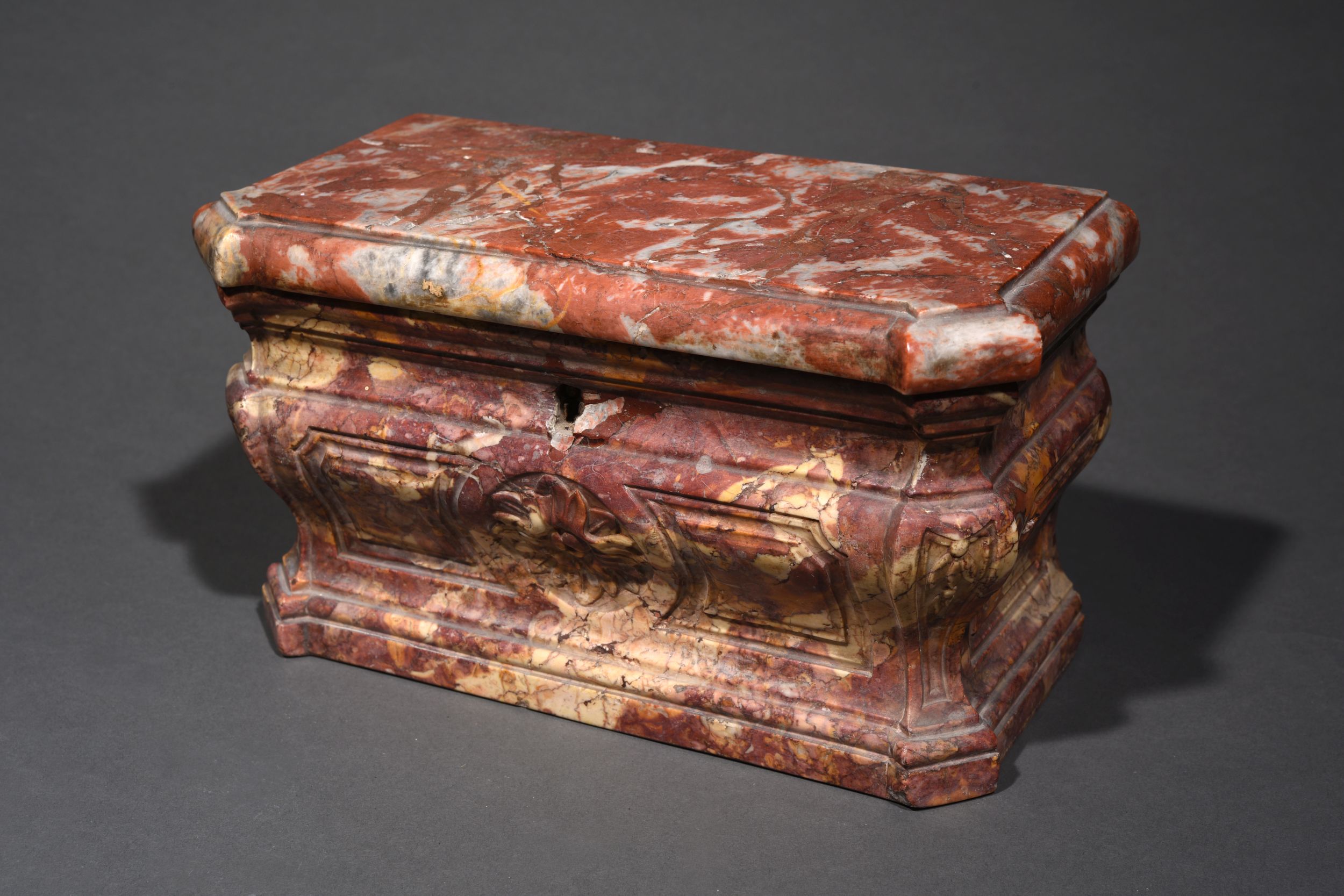 COFFRET À ÉPICES EN MARBRE ROUGE