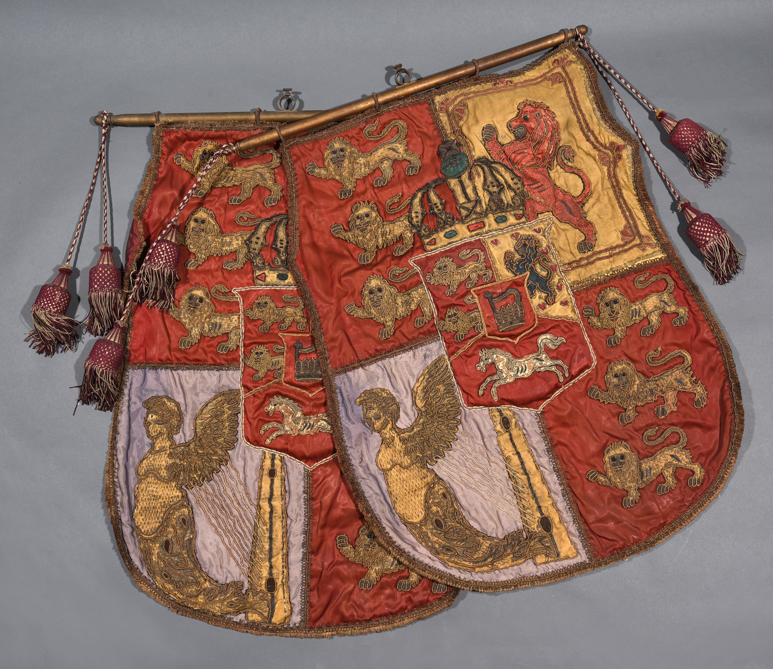 DEUX BANNIÈRES AUX ARMES ROYALES D’ANGLETERRE 