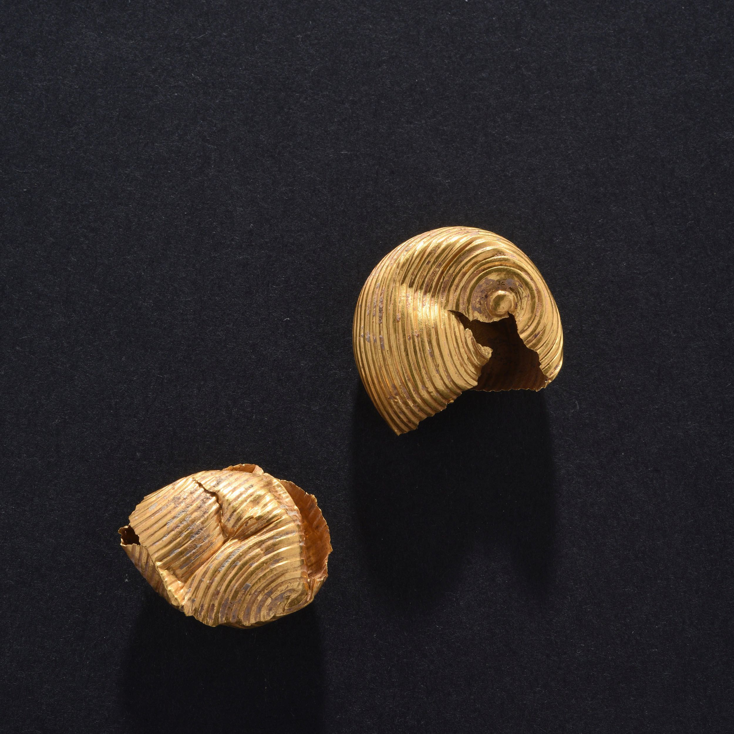 DEUX PAIRES DE BOUCLES D’OREILLES