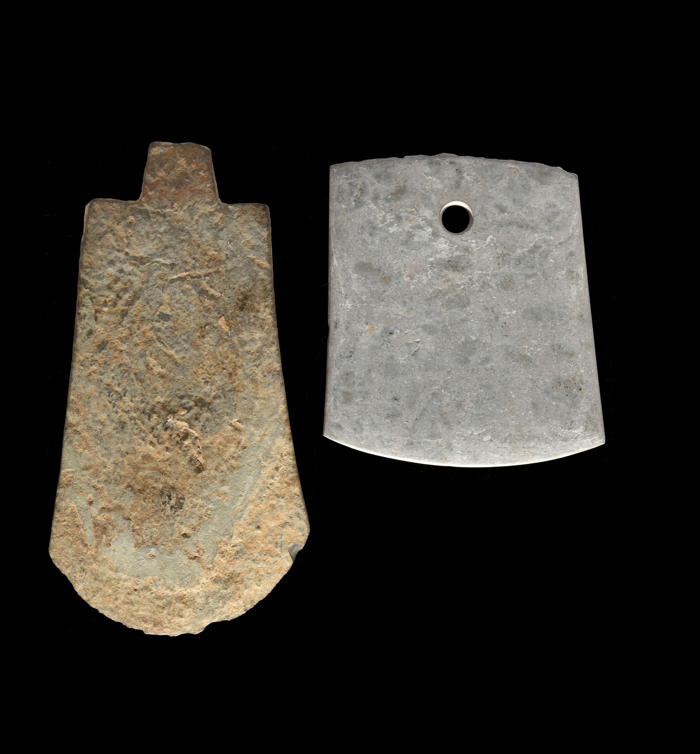 DEUX TÊTES DE HACHE CÉRÉMONIELLE