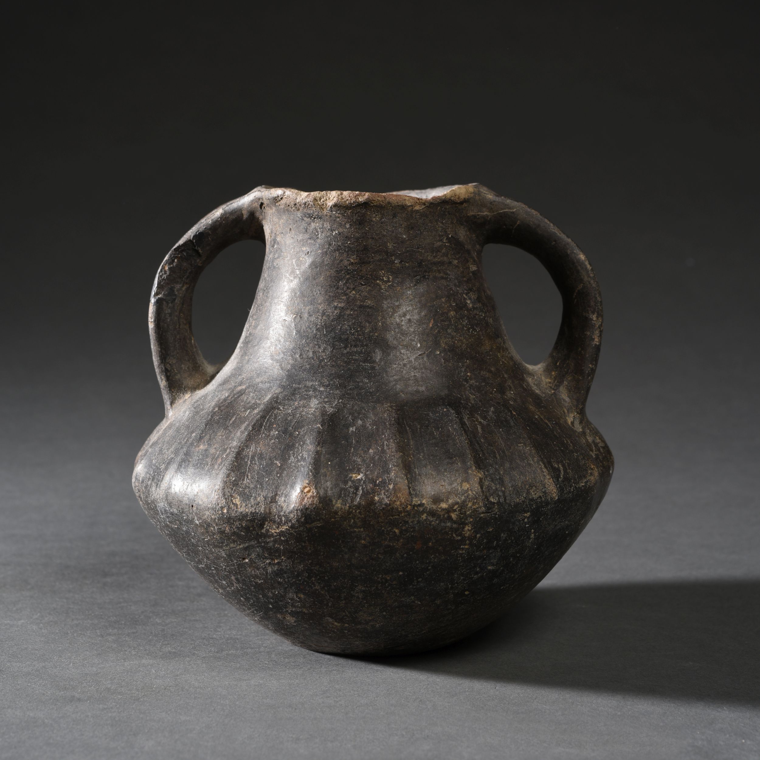 DEUX VASES