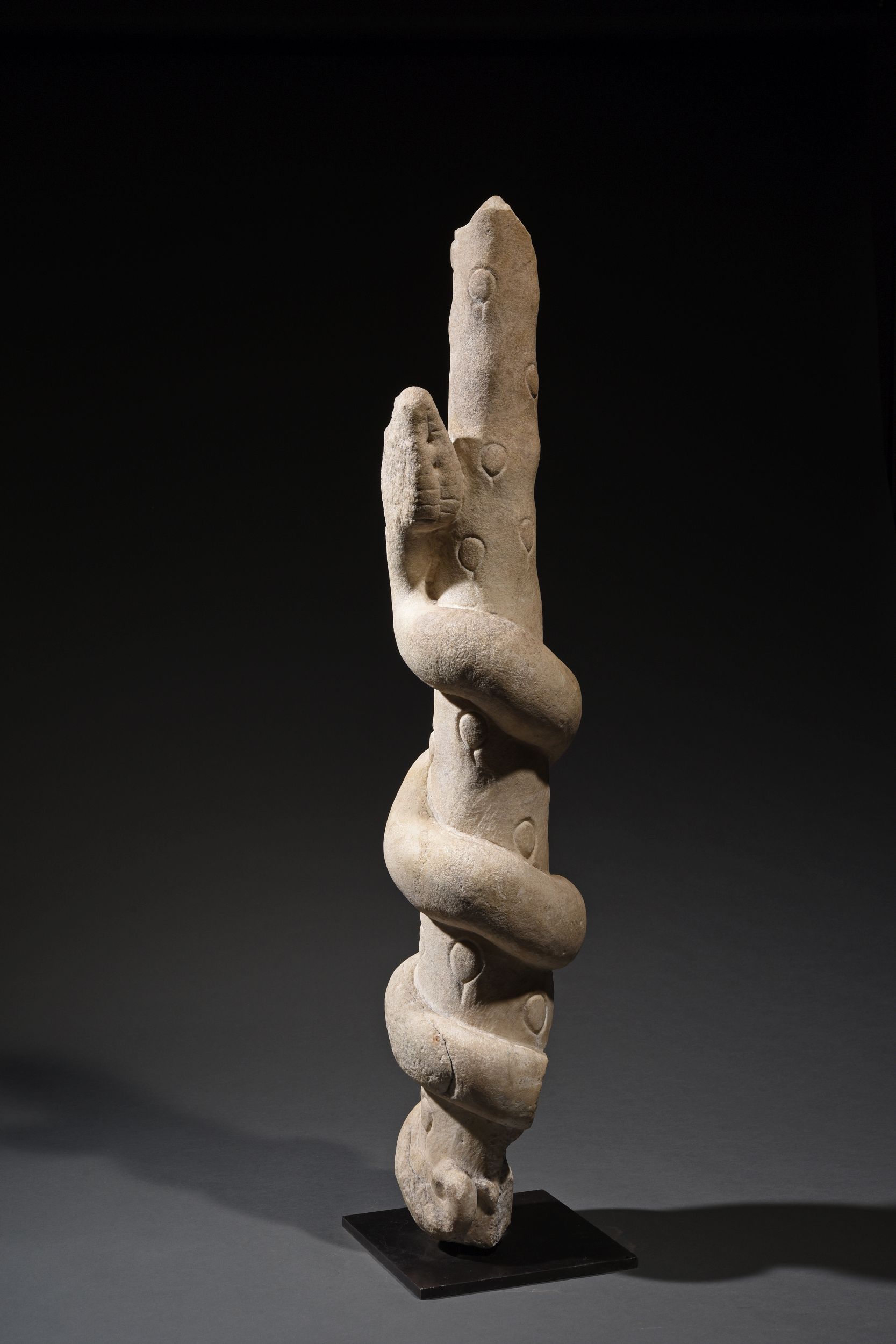 ÉLÉMENT SCULPTURAL REPRÉSENTANT LE BÂTON D’ESCULAPE