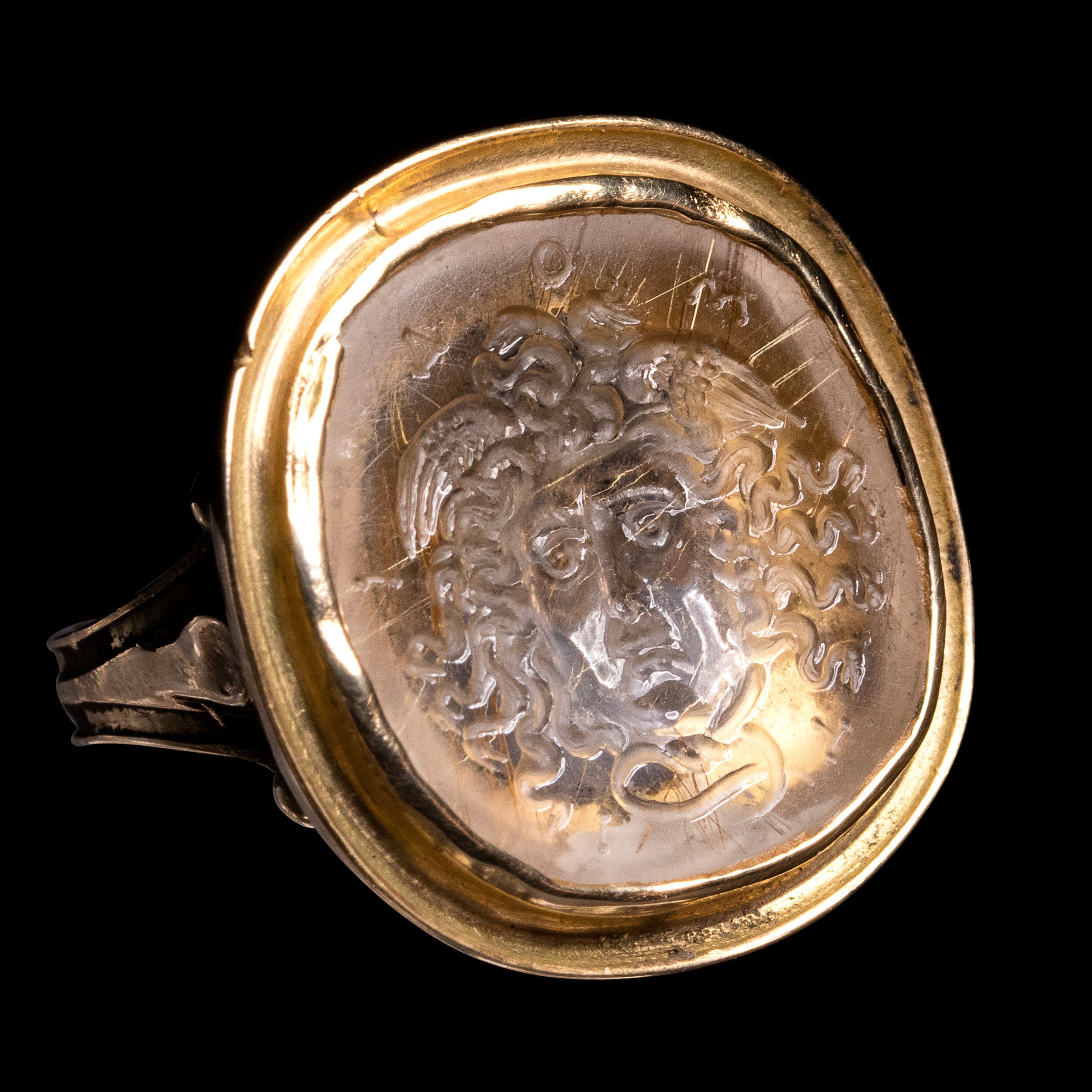 En or 18 cts, sertie d’une rare intaille hellénistique sur quartz rutilé figurant
