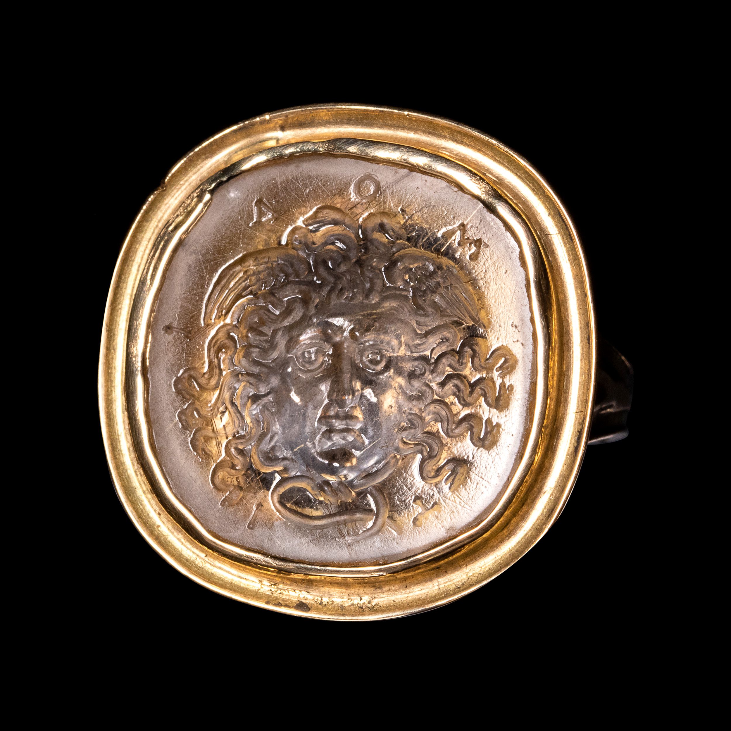 En or 18 cts, sertie d’une rare intaille hellénistique sur quartz rutilé figurant:  | H&ocirc;tel Des Ventes de Monte-Carlo