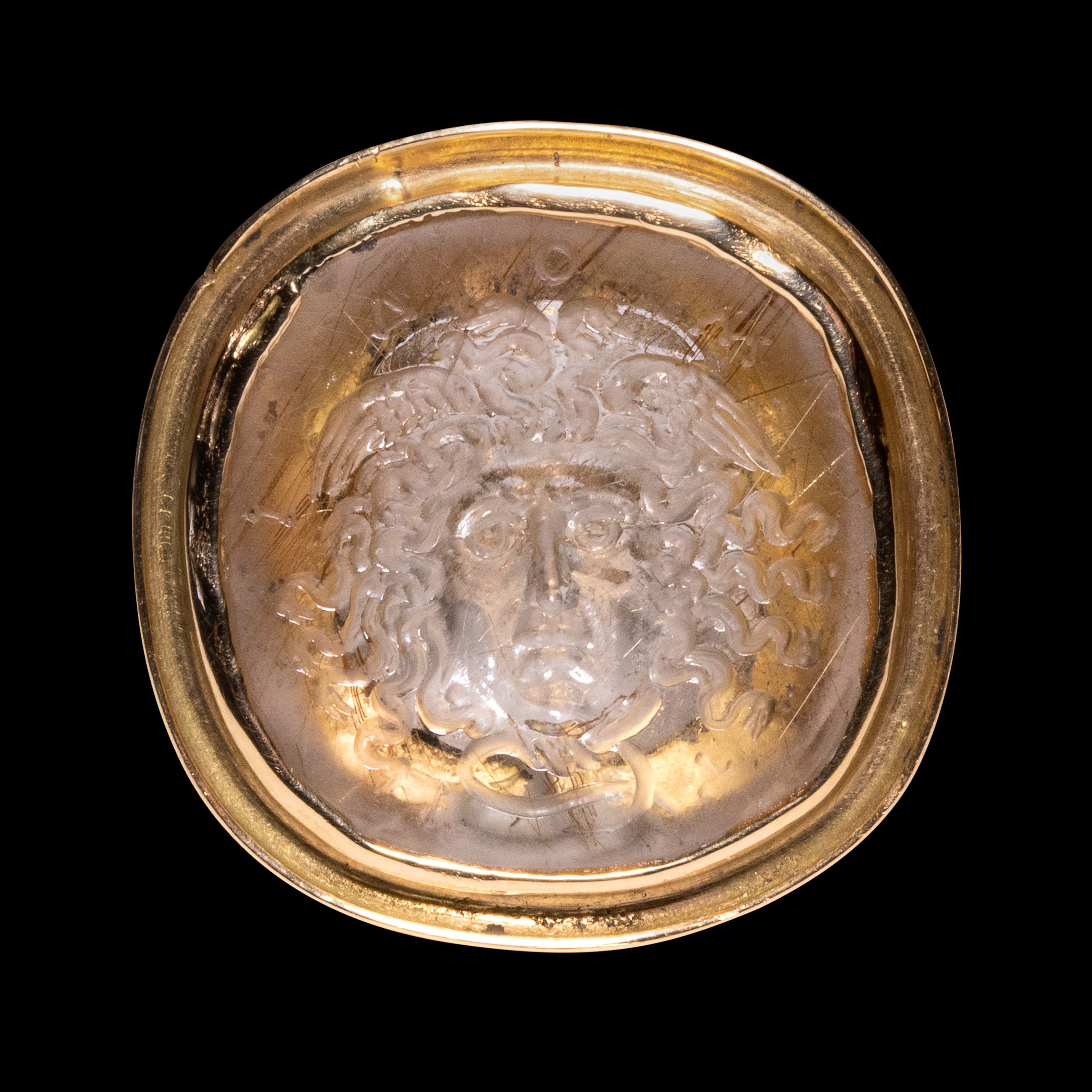 En or 18 cts, sertie d’une rare intaille hellénistique sur quartz rutilé figurant:  | H&ocirc;tel Des Ventes de Monte-Carlo