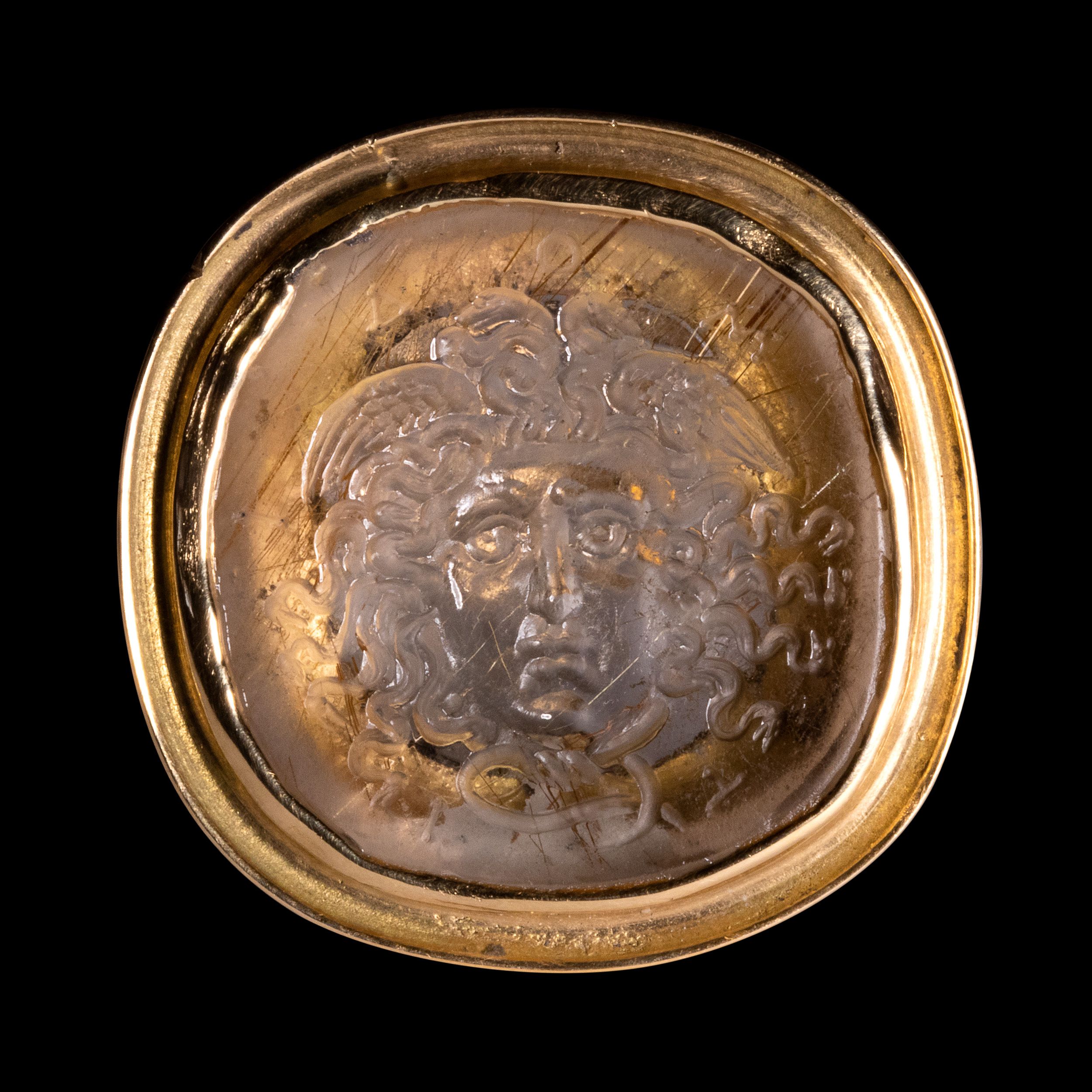 En or 18 cts, sertie d’une rare intaille hellénistique sur quartz rutilé figurant:  | H&ocirc;tel Des Ventes de Monte-Carlo