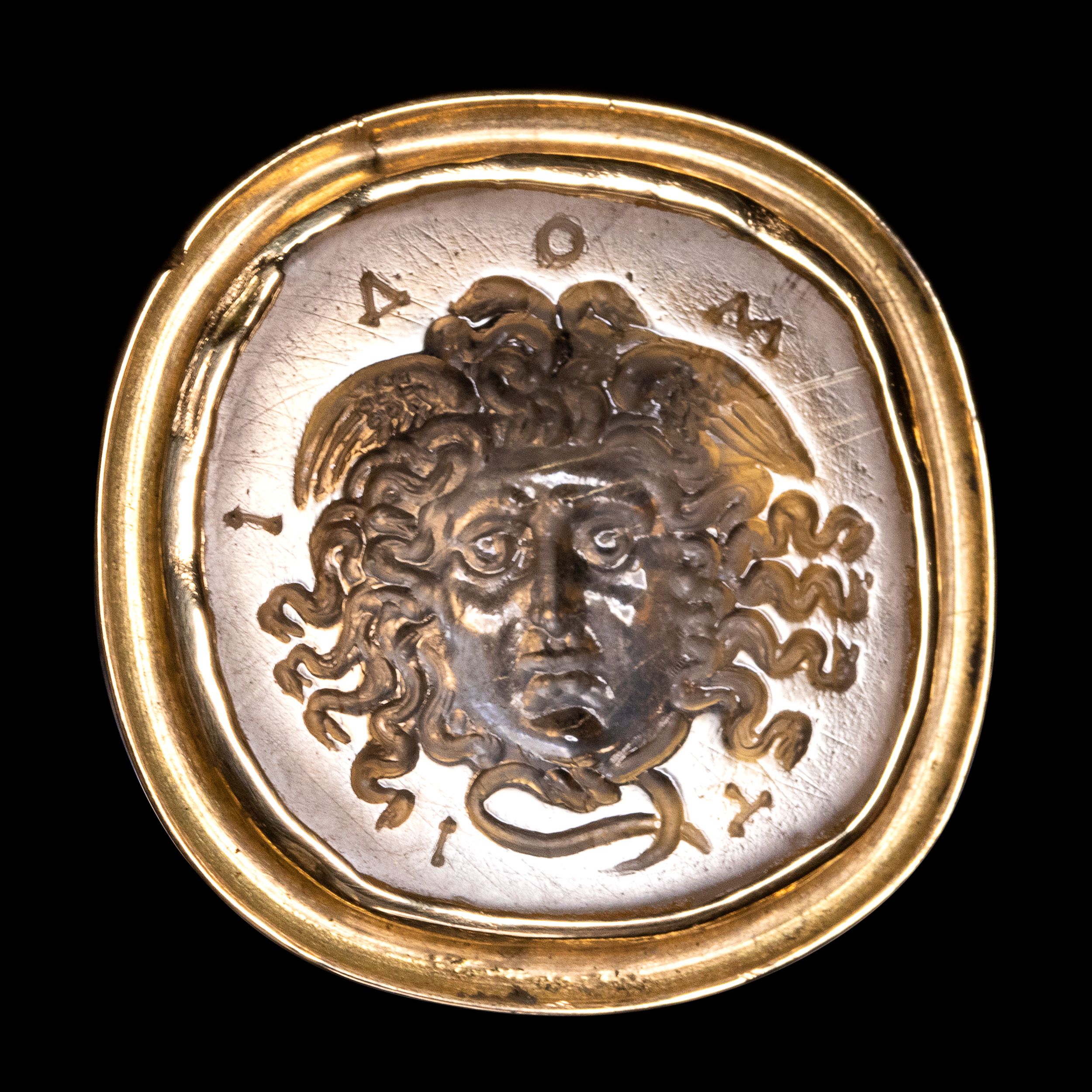 En or 18 cts, sertie d’une rare intaille hellénistique sur quartz rutilé figurant:  | H&ocirc;tel Des Ventes de Monte-Carlo
