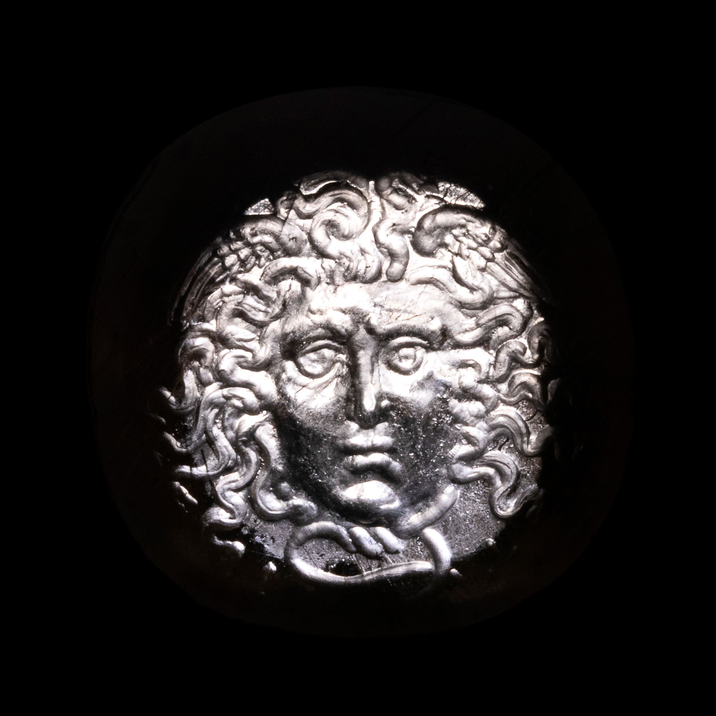 En or 18 cts, sertie d’une rare intaille hellénistique sur quartz rutilé figurant:  | H&ocirc;tel Des Ventes de Monte-Carlo