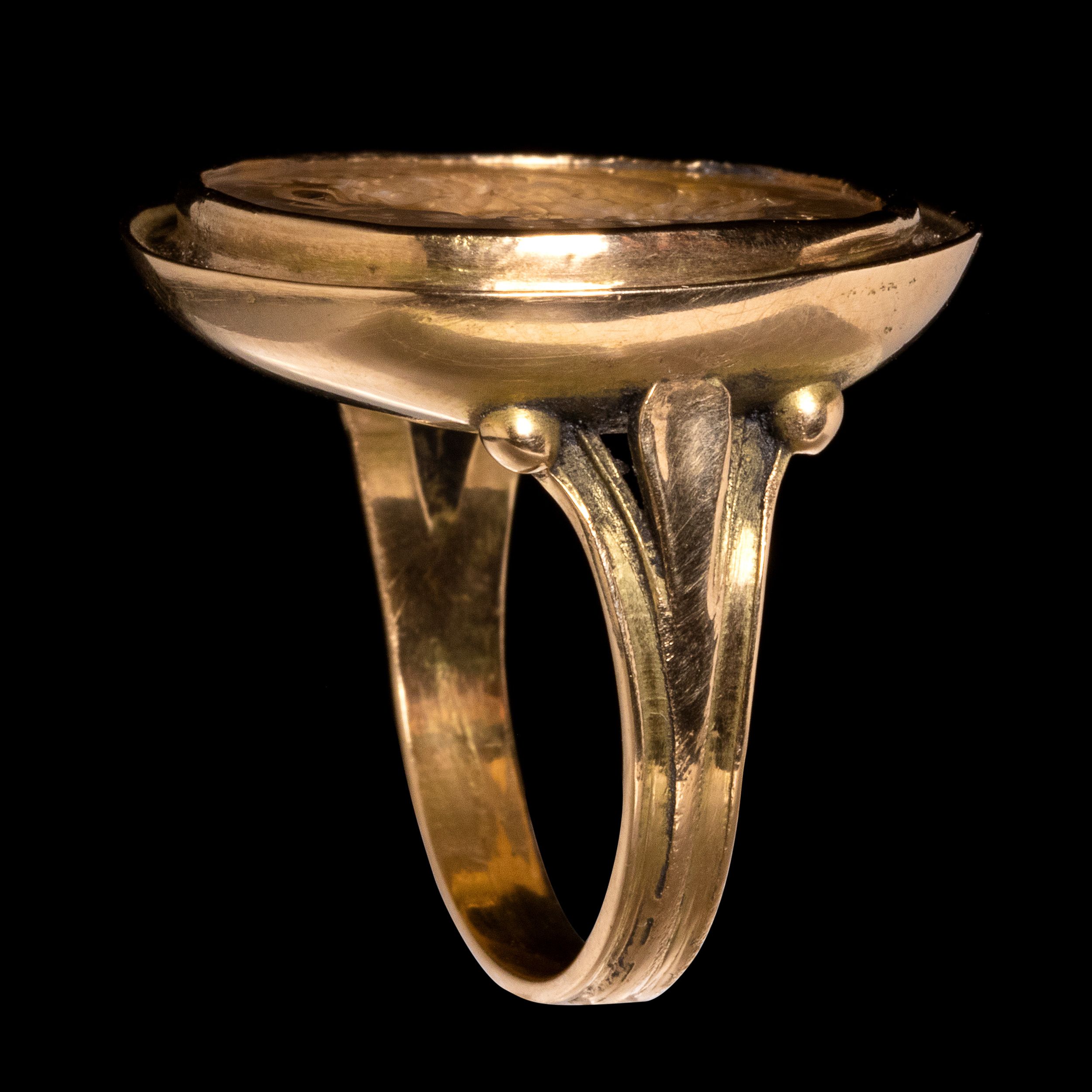 En or 18 cts, sertie d’une rare intaille hellénistique sur quartz rutilé figurant:  | H&ocirc;tel Des Ventes de Monte-Carlo