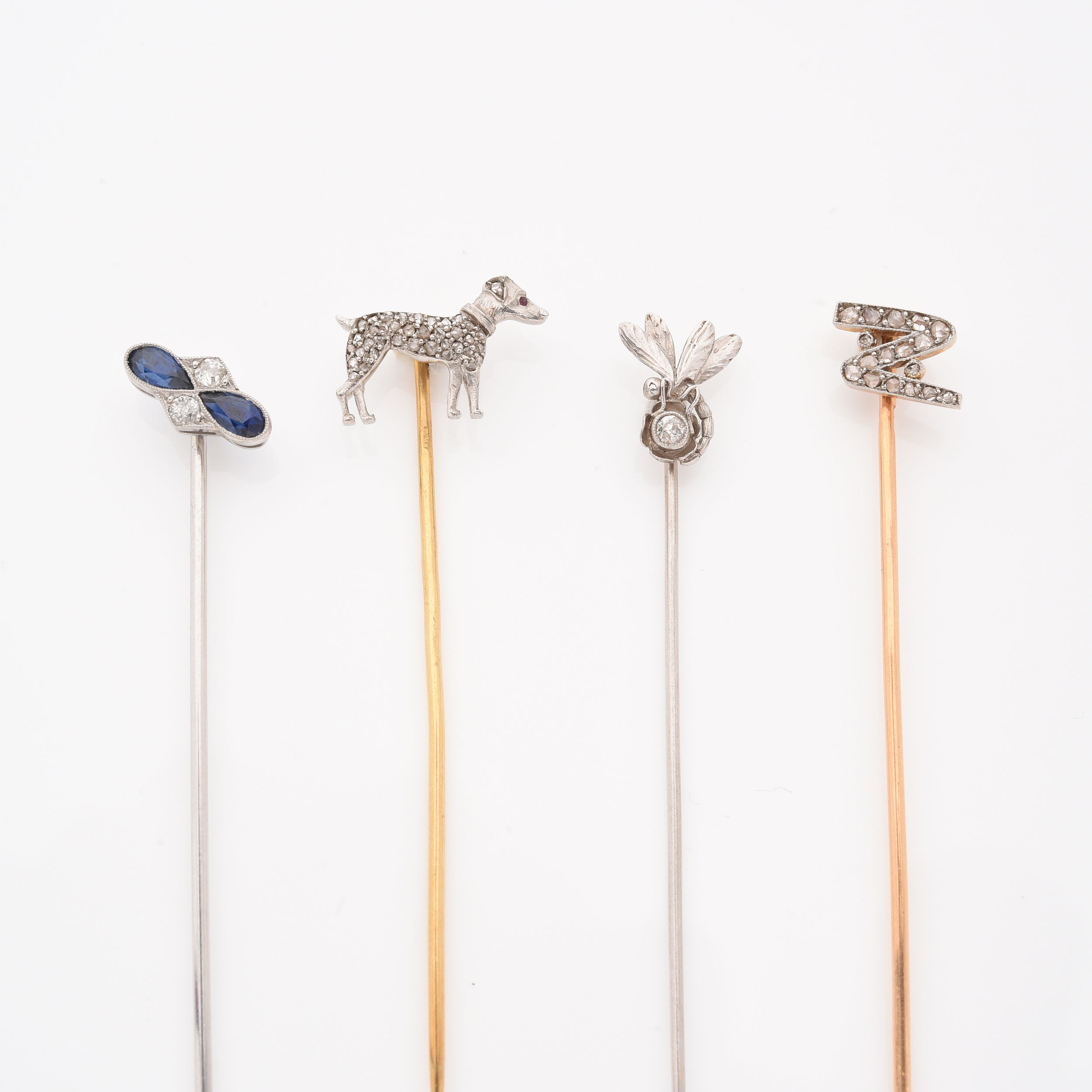 ENSEMBLE DE 4 ÉPINGLES DE CRAVATE :
