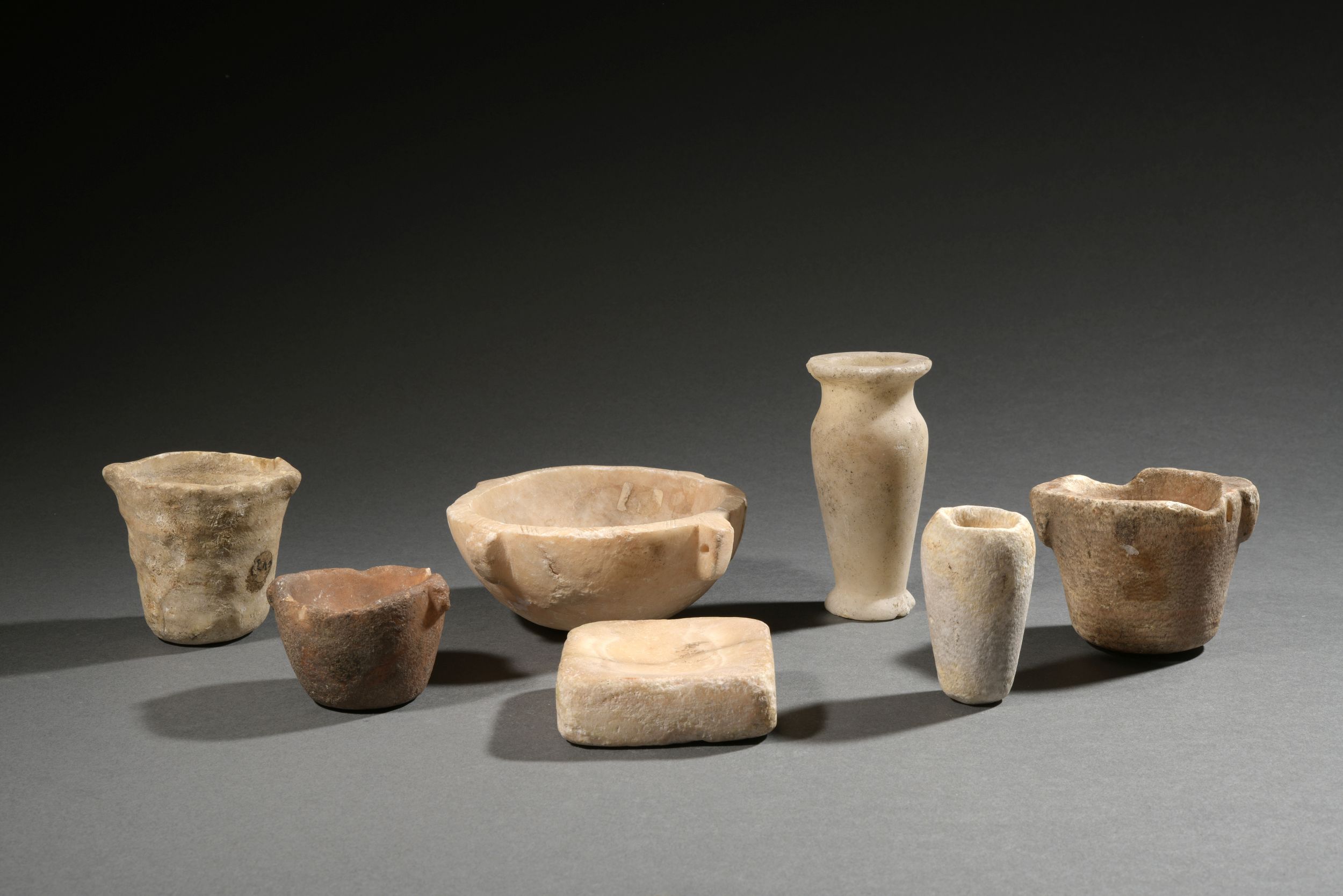 ENSEMBLE DE 6 VASES ET MORTIER