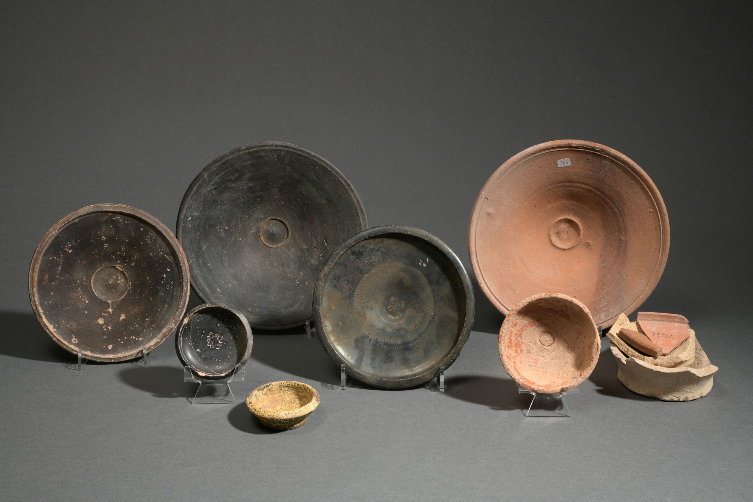 ENSEMBLE DE COUPES ET FRAGMENTS