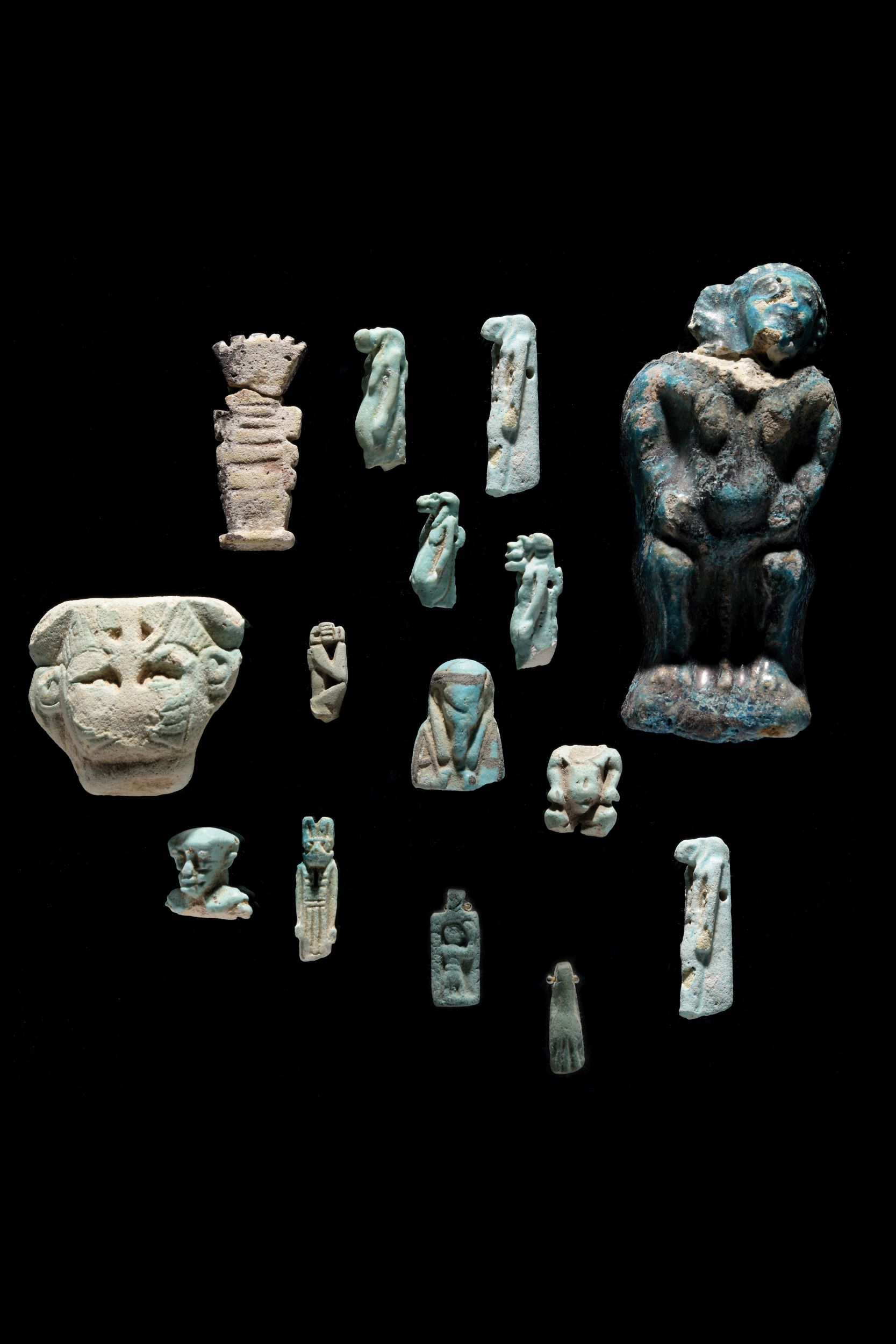 ENSEMBLE DE FRAGMENTS ET AMULETTES:  | H&ocirc;tel Des Ventes de Monte-Carlo