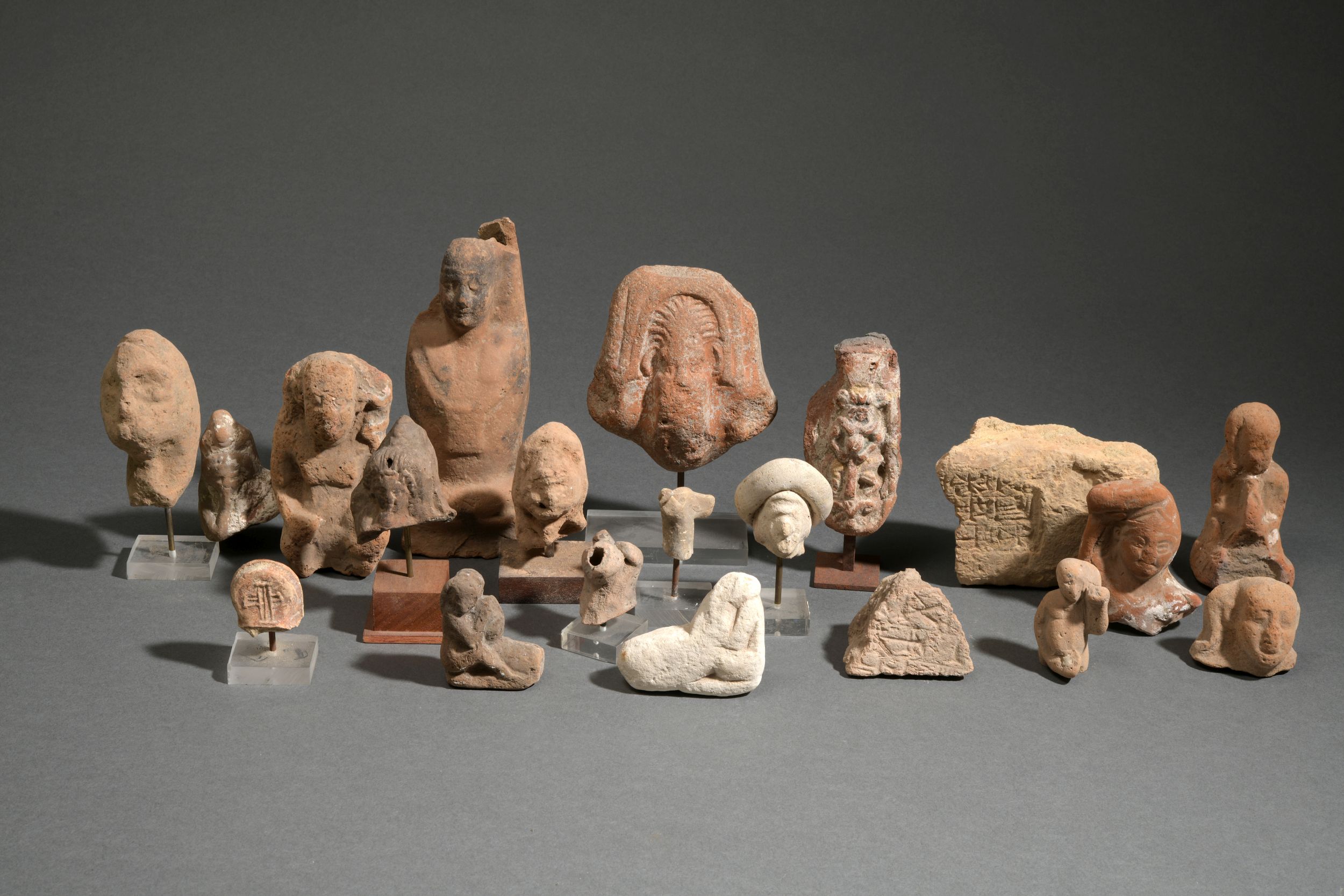 ENSEMBLE DE STATUETTES ET FRAGMENTS